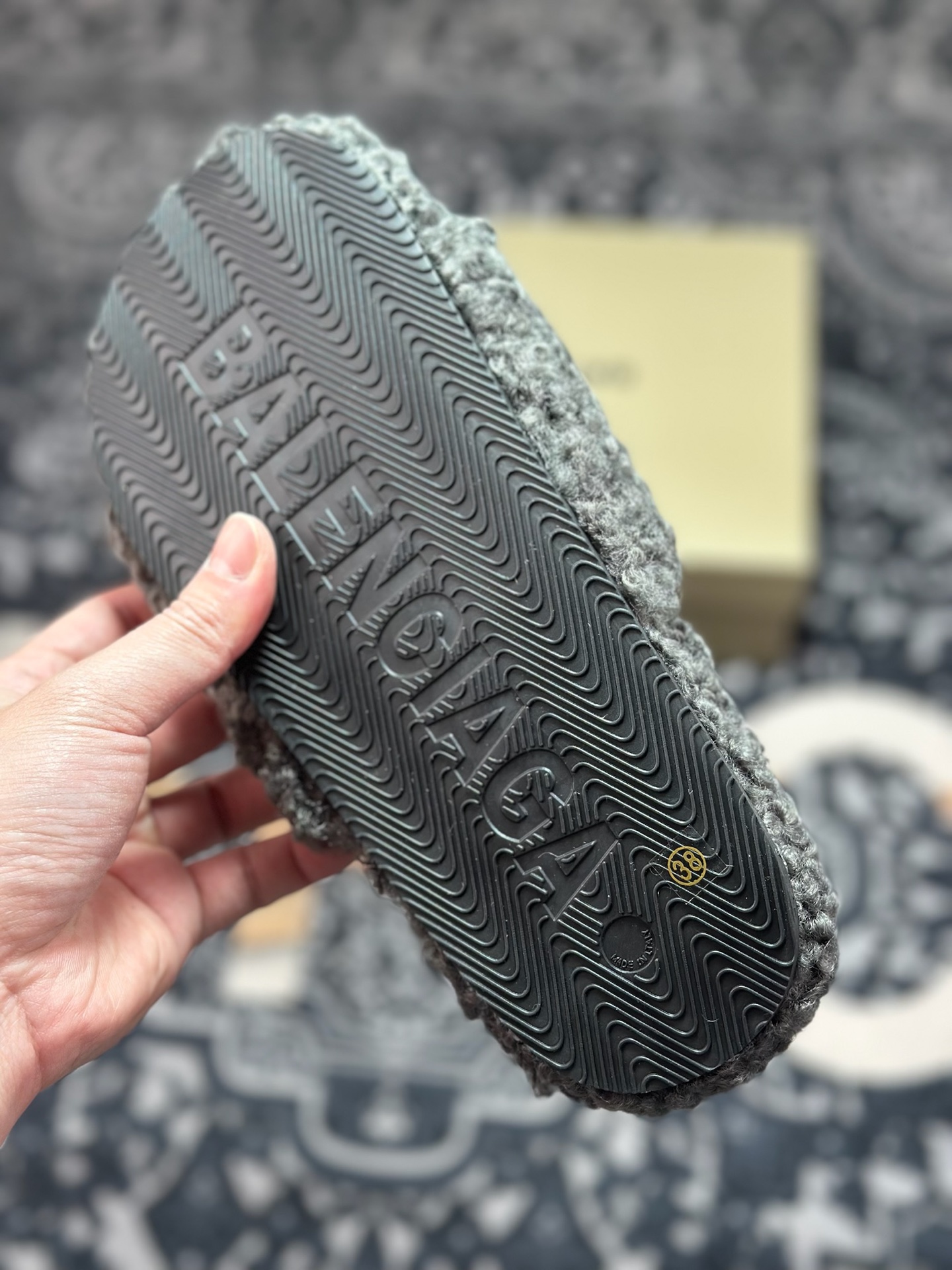 原装级别 BALENCIAGA 巴黎世家 2025 巴黎 毛拖 巴黎世家25S经典羊毛拖 时装走秀款 经典巴黎世家 秋冬毛拖-Top High Quatity Cheap Sneakers Fashion Clothing Clothes Bags handbags Shoes of all Brand wholesale With The best Quality And Beautiful Price from China Factory Chinese suppliers wholesaler seller 原装级别 BALENCIAGA 巴黎世家 2025 巴黎 毛拖 巴黎世家25S经典羊毛拖 时装走秀款 经典巴黎世家 秋冬毛拖