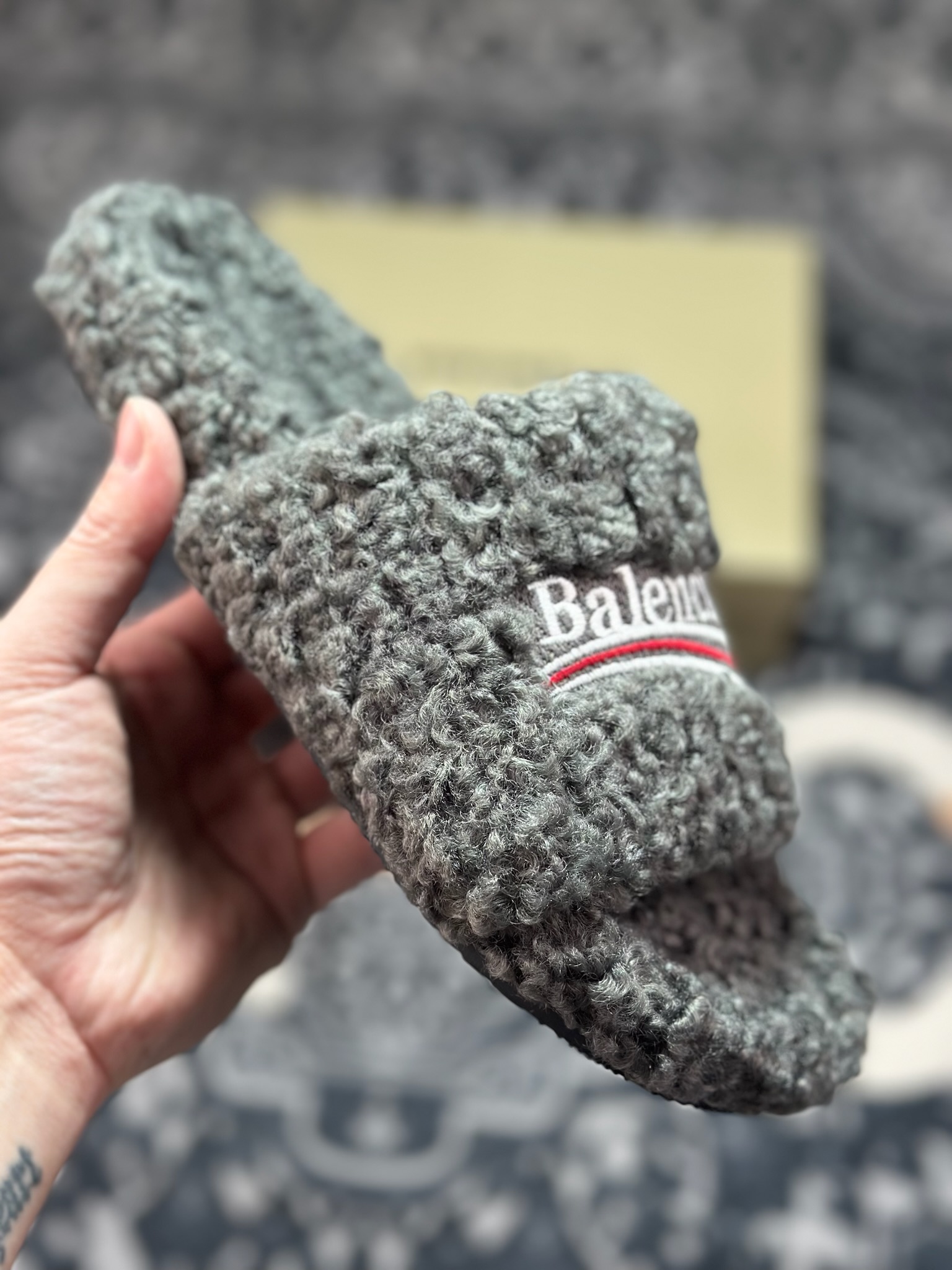 原装级别 BALENCIAGA 巴黎世家 2025 巴黎 毛拖 巴黎世家25S经典羊毛拖 时装走秀款 经典巴黎世家 秋冬毛拖-Top High Quatity Cheap Sneakers Fashion Clothing Clothes Bags handbags Shoes of all Brand wholesale With The best Quality And Beautiful Price from China Factory Chinese suppliers wholesaler seller 原装级别 BALENCIAGA 巴黎世家 2025 巴黎 毛拖 巴黎世家25S经典羊毛拖 时装走秀款 经典巴黎世家 秋冬毛拖