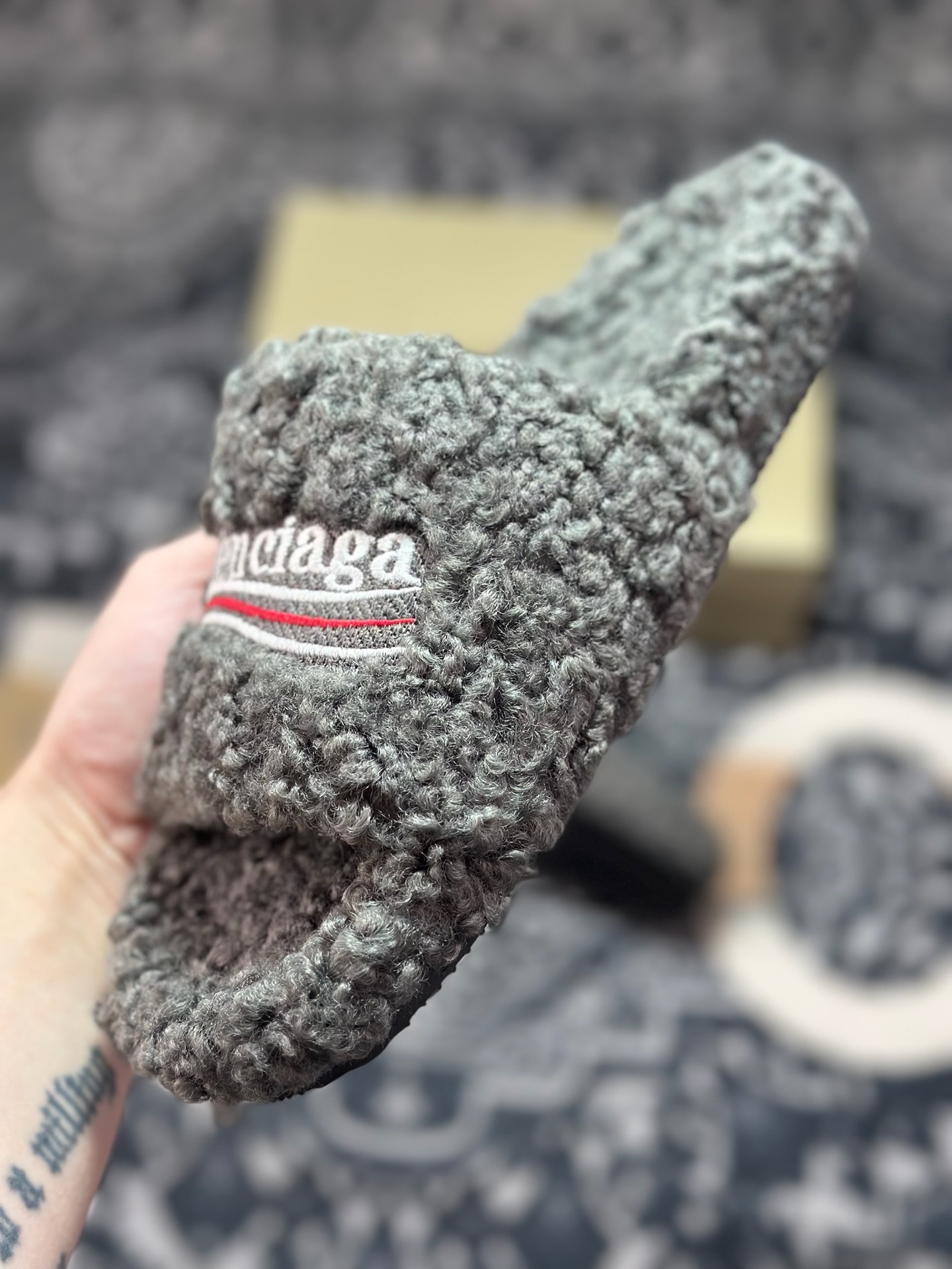 原装级别 BALENCIAGA 巴黎世家 2025 巴黎 毛拖 巴黎世家25S经典羊毛拖 时装走秀款 经典巴黎世家 秋冬毛拖-Top High Quatity Cheap Sneakers Fashion Clothing Clothes Bags handbags Shoes of all Brand wholesale With The best Quality And Beautiful Price from China Factory Chinese suppliers wholesaler seller 原装级别 BALENCIAGA 巴黎世家 2025 巴黎 毛拖 巴黎世家25S经典羊毛拖 时装走秀款 经典巴黎世家 秋冬毛拖