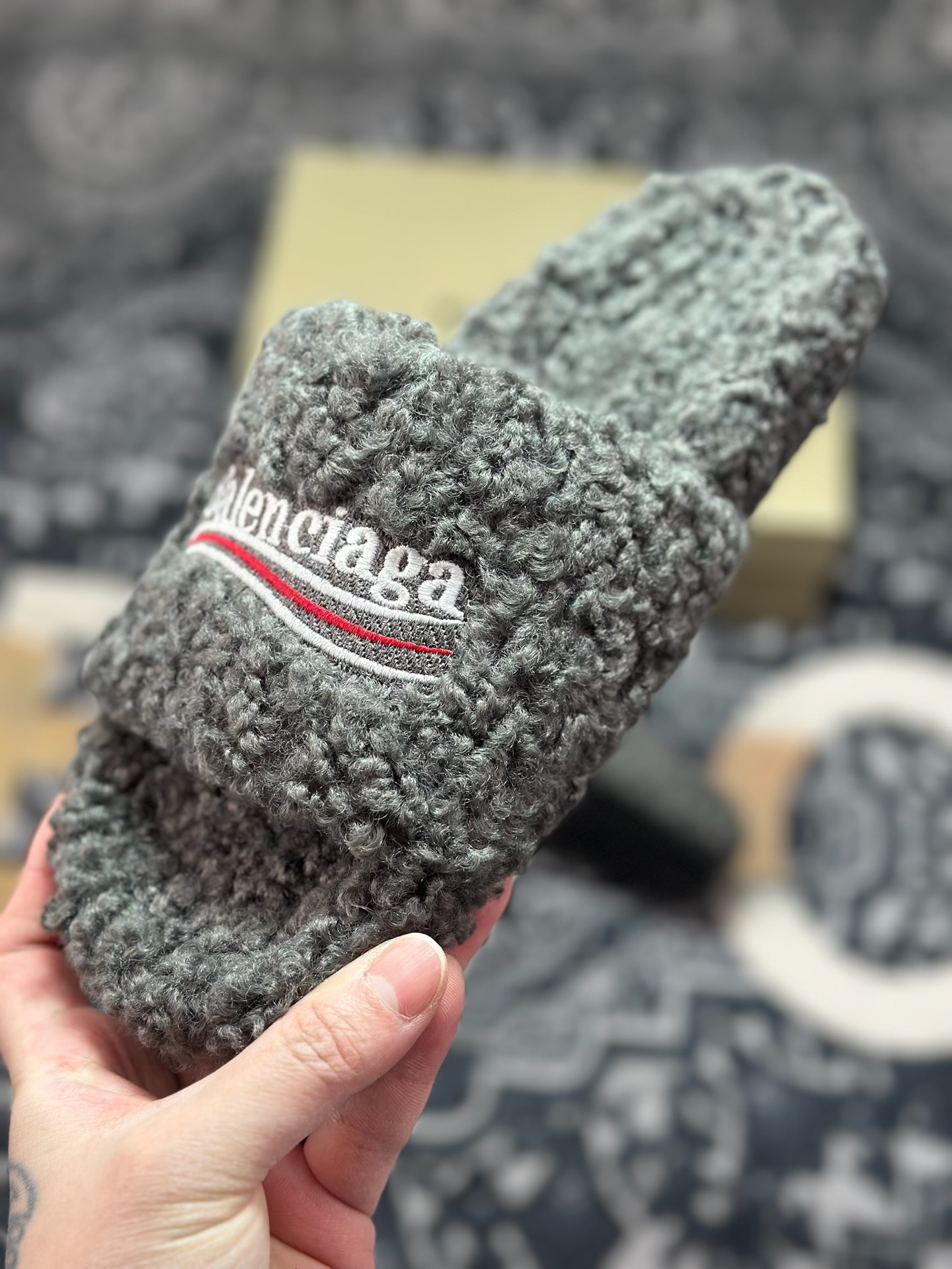 原装级别 BALENCIAGA 巴黎世家 2025 巴黎 毛拖 巴黎世家25S经典羊毛拖 时装走秀款 经典巴黎世家 秋冬毛拖-Top High Quatity Cheap Sneakers Fashion Clothing Clothes Bags handbags Shoes of all Brand wholesale With The best Quality And Beautiful Price from China Factory Chinese suppliers wholesaler seller 原装级别 BALENCIAGA 巴黎世家 2025 巴黎 毛拖 巴黎世家25S经典羊毛拖 时装走秀款 经典巴黎世家 秋冬毛拖