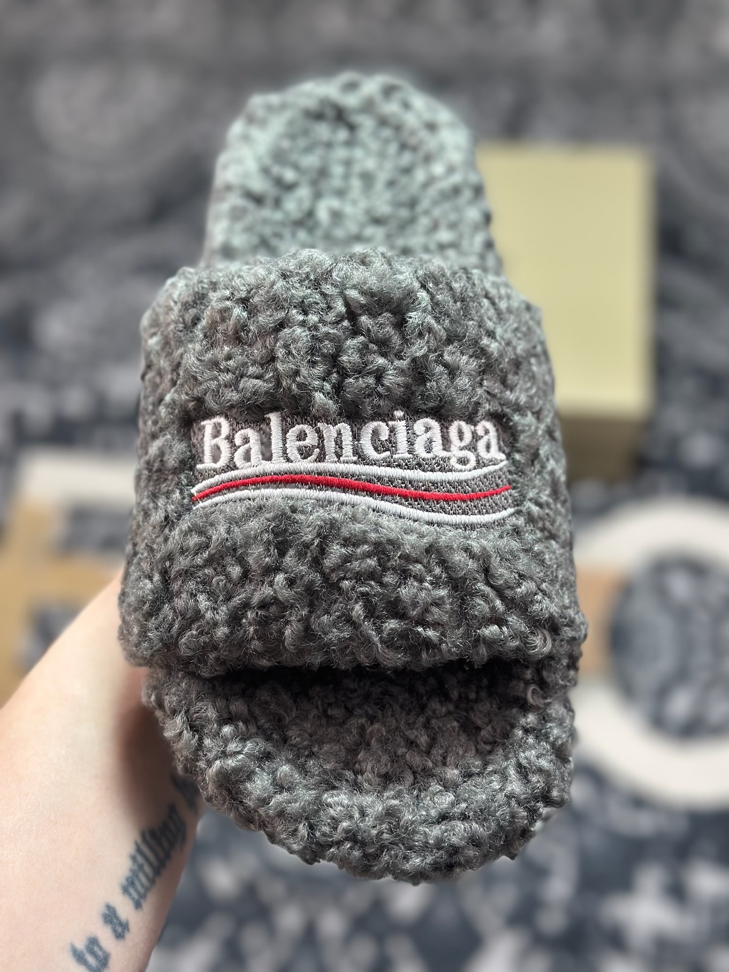 原装级别 BALENCIAGA 巴黎世家 2025 巴黎 毛拖 巴黎世家25S经典羊毛拖 时装走秀款 经典巴黎世家 秋冬毛拖-Top High Quatity Cheap Sneakers Fashion Clothing Clothes Bags handbags Shoes of all Brand wholesale With The best Quality And Beautiful Price from China Factory Chinese suppliers wholesaler seller 原装级别 BALENCIAGA 巴黎世家 2025 巴黎 毛拖 巴黎世家25S经典羊毛拖 时装走秀款 经典巴黎世家 秋冬毛拖