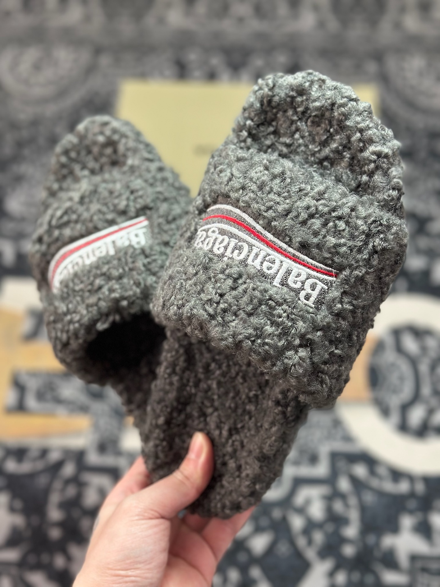 原装级别 BALENCIAGA 巴黎世家 2025 巴黎 毛拖 巴黎世家25S经典羊毛拖 时装走秀款 经典巴黎世家 秋冬毛拖-Top High Quatity Cheap Sneakers Fashion Clothing Clothes Bags handbags Shoes of all Brand wholesale With The best Quality And Beautiful Price from China Factory Chinese suppliers wholesaler seller 原装级别 BALENCIAGA 巴黎世家 2025 巴黎 毛拖 巴黎世家25S经典羊毛拖 时装走秀款 经典巴黎世家 秋冬毛拖