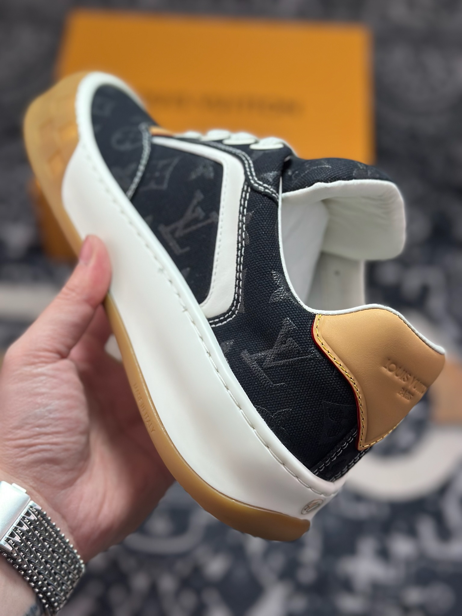 优选 原装级别 广奢高端货--唯一正确版本 LOUIS VUITTON Tilted 系列|2026 早春全新上架 LV 路易威登 Tilted Low Sneakers 倾斜系列低帮复古休闲运动板鞋 男鞋-Top High Quatity Cheap Sneakers Fashion Clothing Clothes Bags handbags Shoes of all Brand wholesale With The best Quality And Beautiful Price from China Factory Chinese suppliers wholesaler seller 优选 原装级别 广奢高端货--唯一正确版本 LOUIS VUITTON Tilted 系列|2026 早春全新上架 LV 路易威登 Tilted Low Sneakers 倾斜系列低帮复古休闲运动板鞋 男鞋