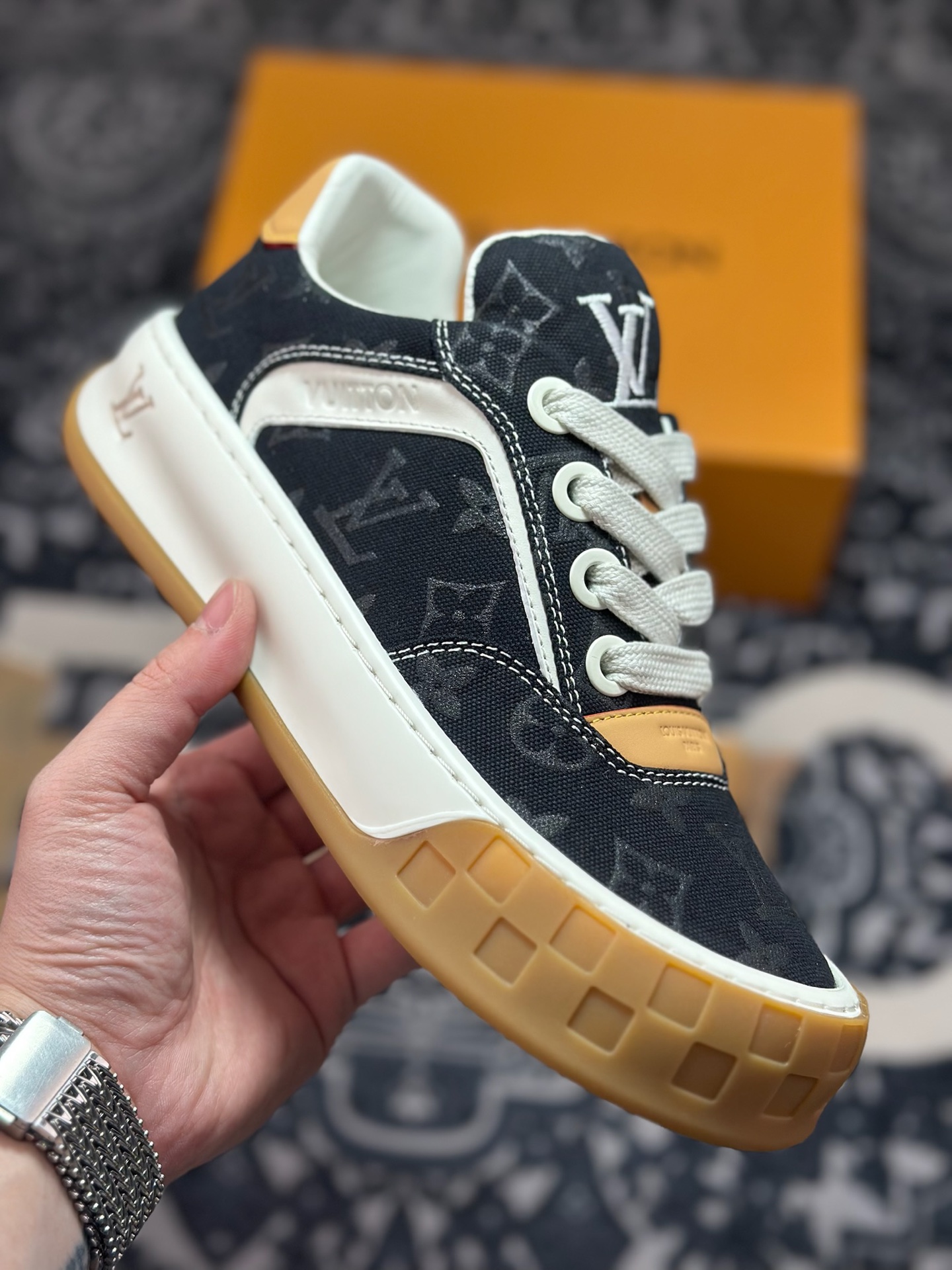 优选 原装级别 广奢高端货--唯一正确版本 LOUIS VUITTON Tilted 系列|2026 早春全新上架 LV 路易威登 Tilted Low Sneakers 倾斜系列低帮复古休闲运动板鞋 男鞋-Top High Quatity Cheap Sneakers Fashion Clothing Clothes Bags handbags Shoes of all Brand wholesale With The best Quality And Beautiful Price from China Factory Chinese suppliers wholesaler seller 优选 原装级别 广奢高端货--唯一正确版本 LOUIS VUITTON Tilted 系列|2026 早春全新上架 LV 路易威登 Tilted Low Sneakers 倾斜系列低帮复古休闲运动板鞋 男鞋