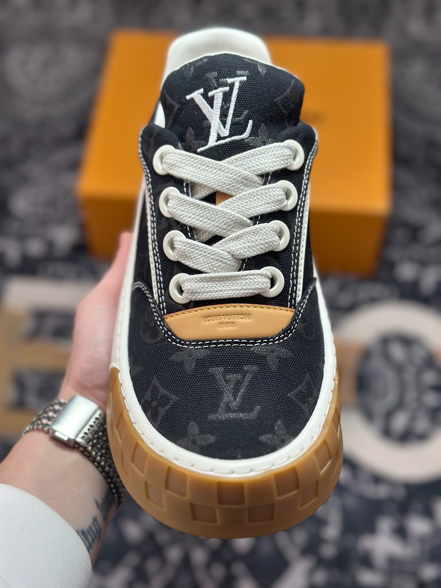 优选 原装级别 广奢高端货--唯一正确版本 LOUIS VUITTON Tilted 系列|2026 早春全新上架 LV 路易威登 Tilted Low Sneakers 倾斜系列低帮复古休闲运动板鞋 男鞋-Top High Quatity Cheap Sneakers Fashion Clothing Clothes Bags handbags Shoes of all Brand wholesale With The best Quality And Beautiful Price from China Factory Chinese suppliers wholesaler seller 优选 原装级别 广奢高端货--唯一正确版本 LOUIS VUITTON Tilted 系列|2026 早春全新上架 LV 路易威登 Tilted Low Sneakers 倾斜系列低帮复古休闲运动板鞋 男鞋