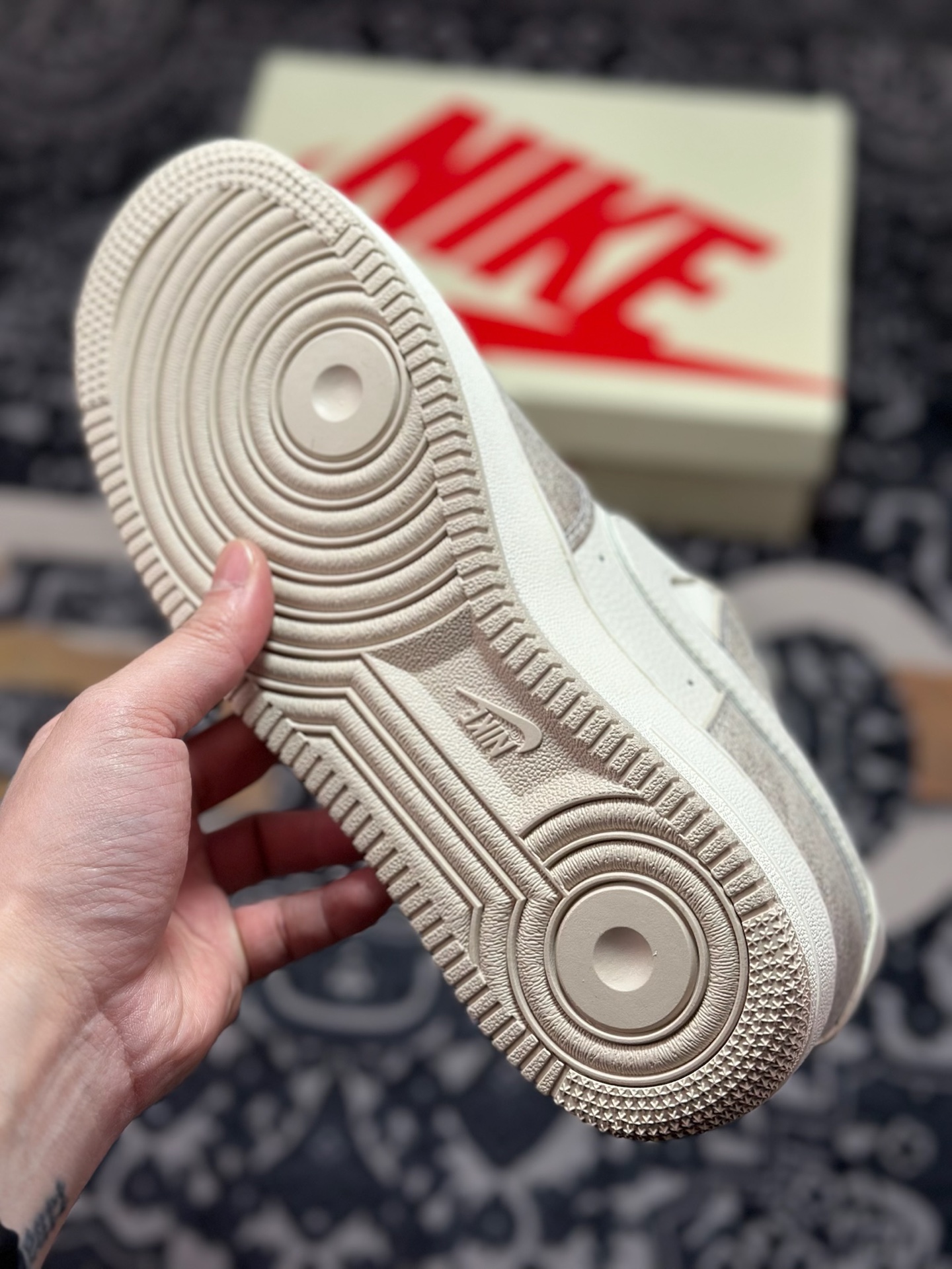 原装级别 Nike Air Force 1'07 Low 联名款 奶油灰调 空军一号低帮休闲板鞋 XL1979-129-Top High Quatity Cheap Sneakers Fashion Clothing Clothes Bags handbags Shoes of all Brand wholesale With The best Quality And Beautiful Price from China Factory Chinese suppliers wholesaler seller 原装级别 Nike Air Force 1'07 Low 联名款 奶油灰调 空军一号低帮休闲板鞋 XL1979-129