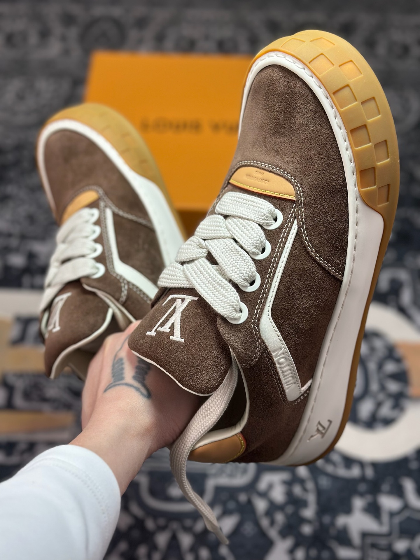优选 原装级别 LV 路易威登LOUIS VUITTON Tilted Low Sneakers 倾斜系列低帮复古休闲运动文化百搭板鞋-Top High Quatity Cheap Sneakers Fashion Clothing Clothes Bags handbags Shoes of all Brand wholesale With The best Quality And Beautiful Price from China Factory Chinese suppliers wholesaler seller 优选 原装级别 LV 路易威登LOUIS VUITTON Tilted Low Sneakers 倾斜系列低帮复古休闲运动文化百搭板鞋