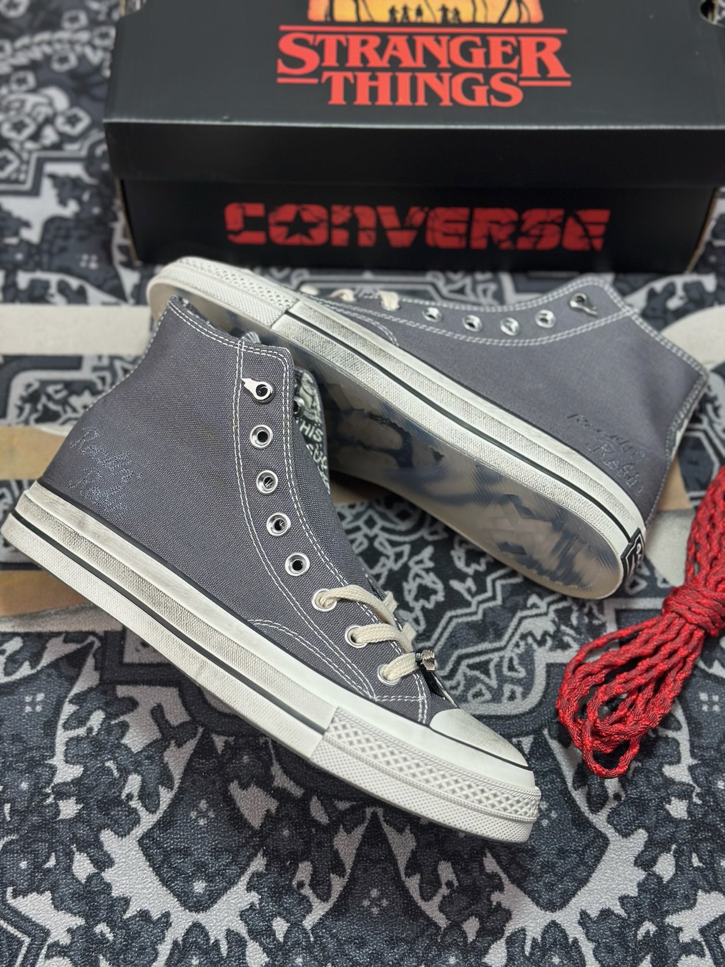 真标 Converse x怪奇物语/Stranger Things 匡威携手美剧《怪奇物语》 推出全新联名款高帮 A17933C-Top High Quatity Cheap Sneakers Fashion Clothing Clothes Bags handbags Shoes of all Brand wholesale With The best Quality And Beautiful Price from China Factory Chinese suppliers wholesaler seller 真标 Converse x怪奇物语/Stranger Things 匡威携手美剧《怪奇物语》 推出全新联名款高帮 A17933C