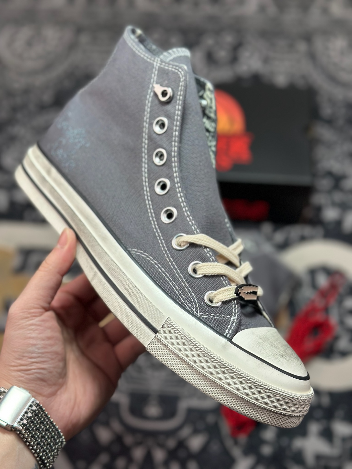 真标 Converse x怪奇物语/Stranger Things 匡威携手美剧《怪奇物语》 推出全新联名款高帮 A17933C-Top High Quatity Cheap Sneakers Fashion Clothing Clothes Bags handbags Shoes of all Brand wholesale With The best Quality And Beautiful Price from China Factory Chinese suppliers wholesaler seller 真标 Converse x怪奇物语/Stranger Things 匡威携手美剧《怪奇物语》 推出全新联名款高帮 A17933C