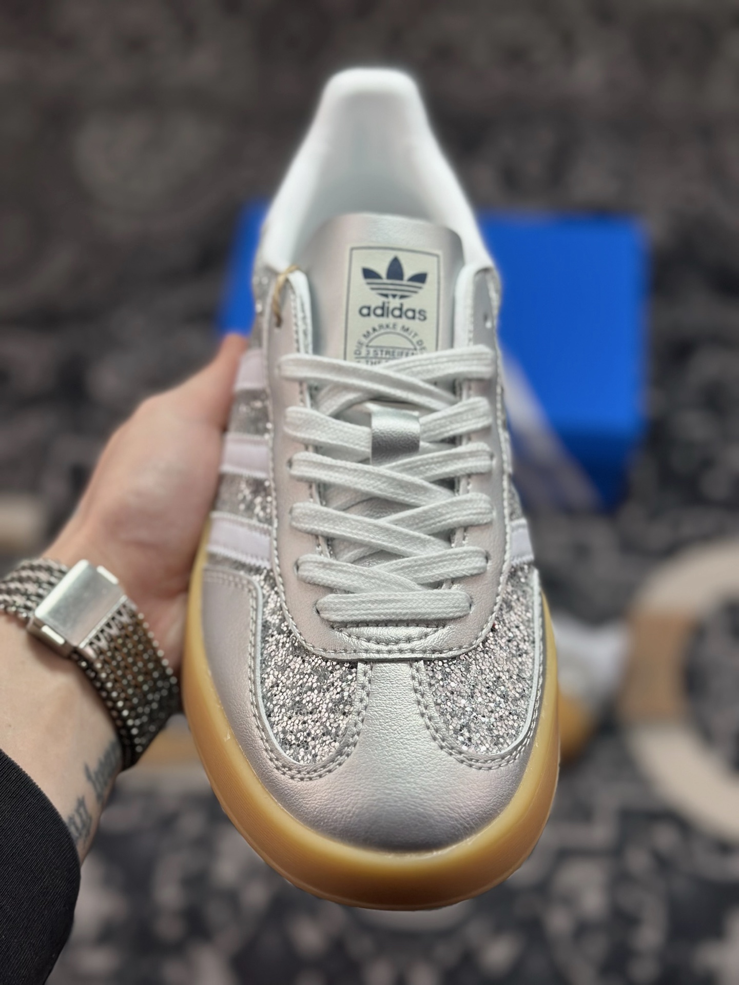原装级别 AD Originals Gazelle Indoor 银钻 三叶草复古休闲运动板鞋 JR1288-Top High Quatity Cheap Sneakers Fashion Clothing Clothes Bags handbags Shoes of all Brand wholesale With The best Quality And Beautiful Price from China Factory Chinese suppliers wholesaler seller 原装级别 AD Originals Gazelle Indoor 银钻 三叶草复古休闲运动板鞋 JR1288