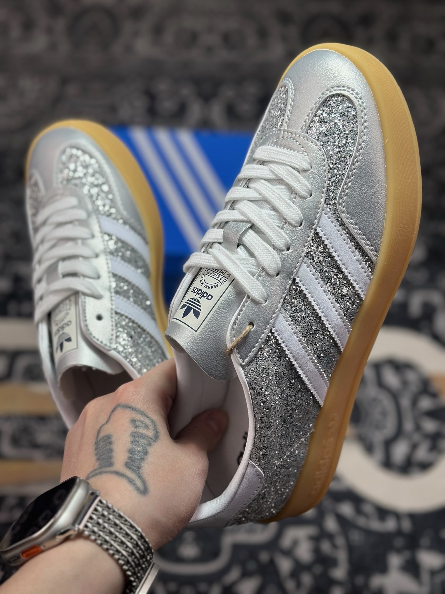 原装级别 AD Originals Gazelle Indoor 银钻 三叶草复古休闲运动板鞋 JR1288-Top High Quatity Cheap Sneakers Fashion Clothing Clothes Bags handbags Shoes of all Brand wholesale With The best Quality And Beautiful Price from China Factory Chinese suppliers wholesaler seller 原装级别 AD Originals Gazelle Indoor 银钻 三叶草复古休闲运动板鞋 JR1288