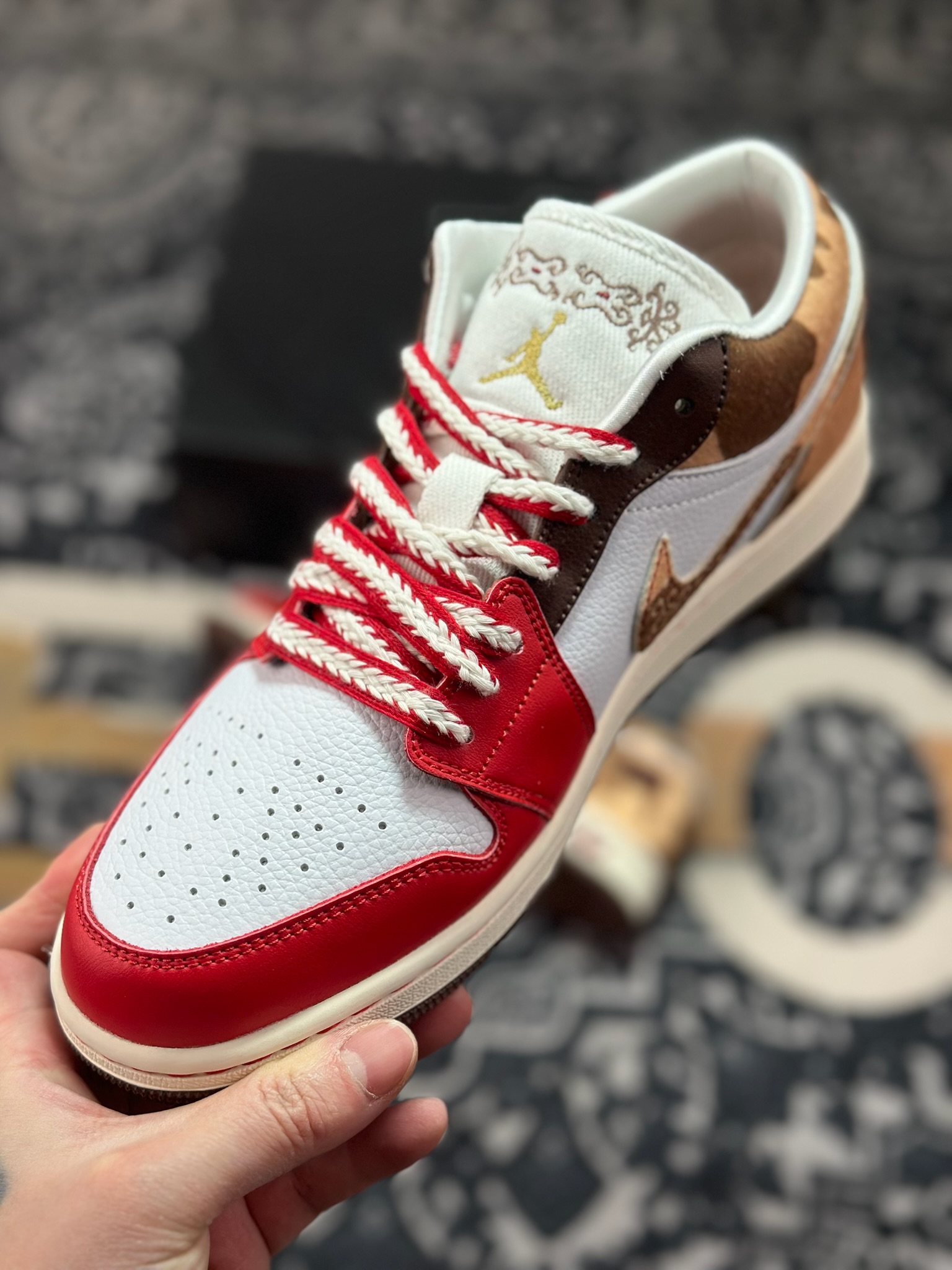 A6200 原装级别 Nike Air Jordan 1 SE ”CNY” AJ1 乔一 马年限定 舒适贴合 低帮复古篮球鞋 IQ5321-121-Chinese UA Cheap High Quatity Brand Clothes Bags handbags Sneakers wholesale wholesaler seller from China Factory suppliers Fashion Clothing Shoes best Quality Beautiful Price A6200 原装级别 Nike Air Jordan 1 SE ”CNY” AJ1 乔一 马年限定 舒适贴合 低帮复古篮球鞋 IQ5321-121