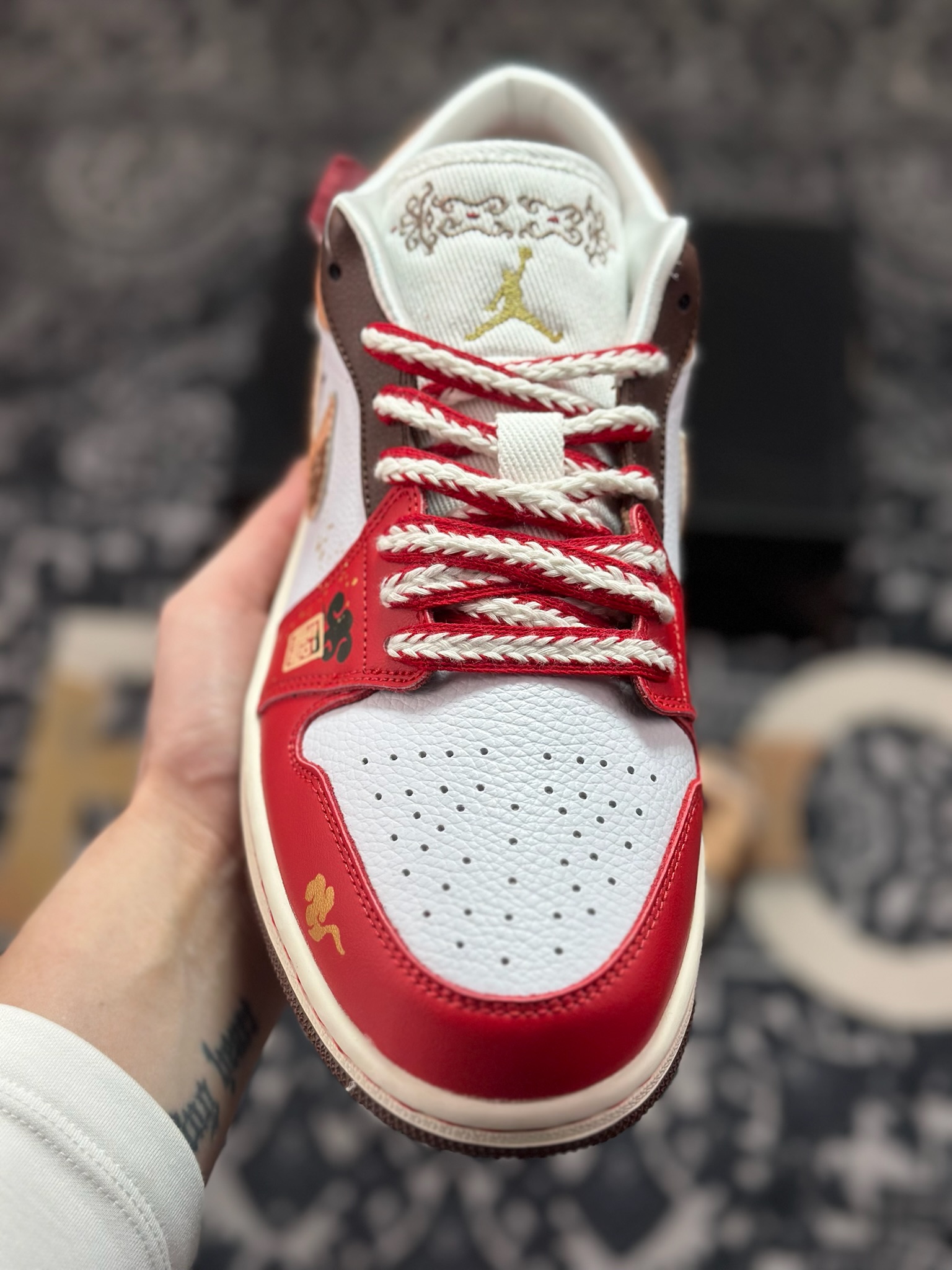 A6200 原装级别 Nike Air Jordan 1 SE ”CNY” AJ1 乔一 马年限定 舒适贴合 低帮复古篮球鞋 IQ5321-121-Chinese UA Cheap High Quatity Brand Clothes Bags handbags Sneakers wholesale wholesaler seller from China Factory suppliers Fashion Clothing Shoes best Quality Beautiful Price A6200 原装级别 Nike Air Jordan 1 SE ”CNY” AJ1 乔一 马年限定 舒适贴合 低帮复古篮球鞋 IQ5321-121