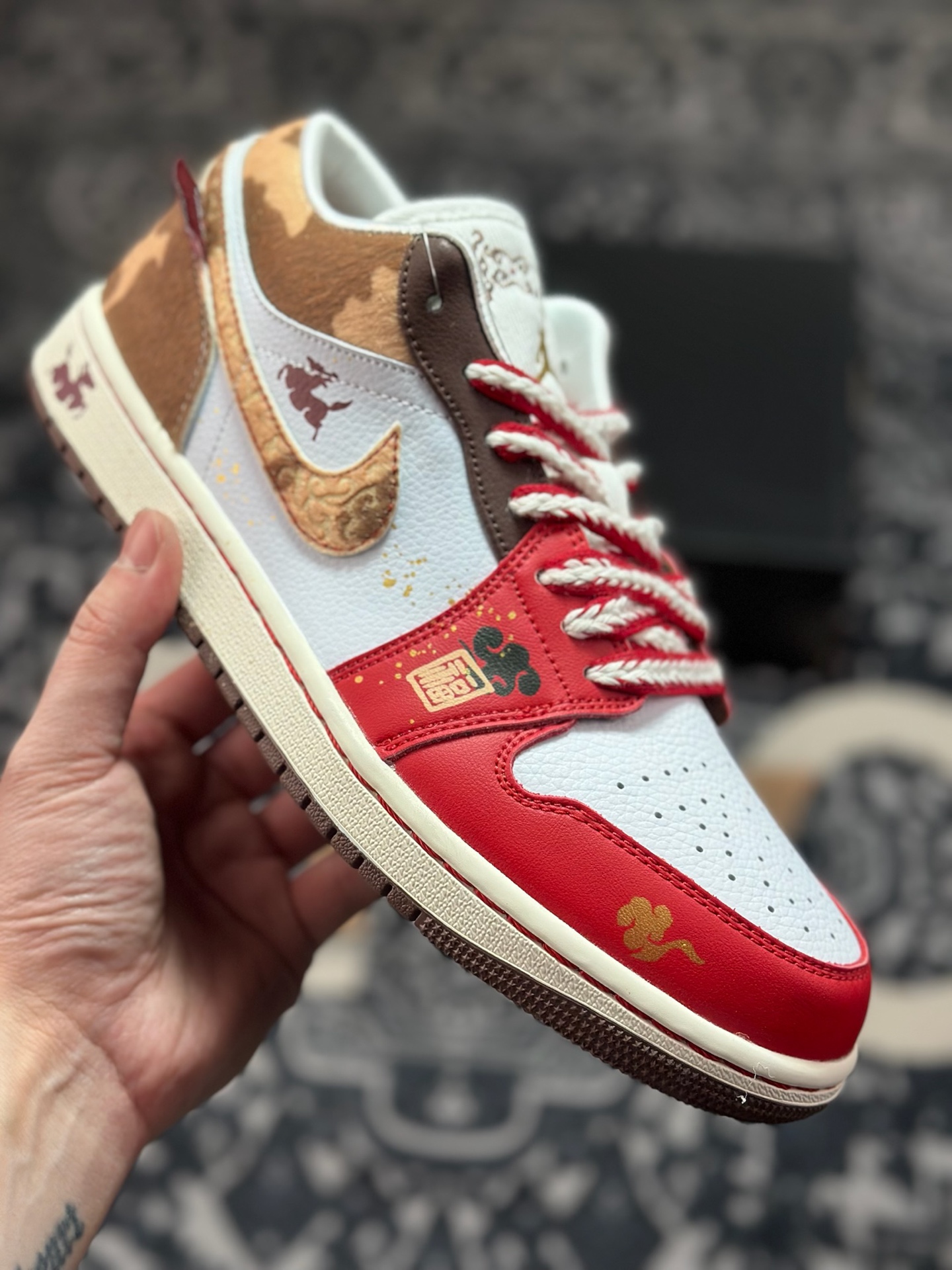 A6200 原装级别 Nike Air Jordan 1 SE ”CNY” AJ1 乔一 马年限定 舒适贴合 低帮复古篮球鞋 IQ5321-121-Chinese UA Cheap High Quatity Brand Clothes Bags handbags Sneakers wholesale wholesaler seller from China Factory suppliers Fashion Clothing Shoes best Quality Beautiful Price A6200 原装级别 Nike Air Jordan 1 SE ”CNY” AJ1 乔一 马年限定 舒适贴合 低帮复古篮球鞋 IQ5321-121
