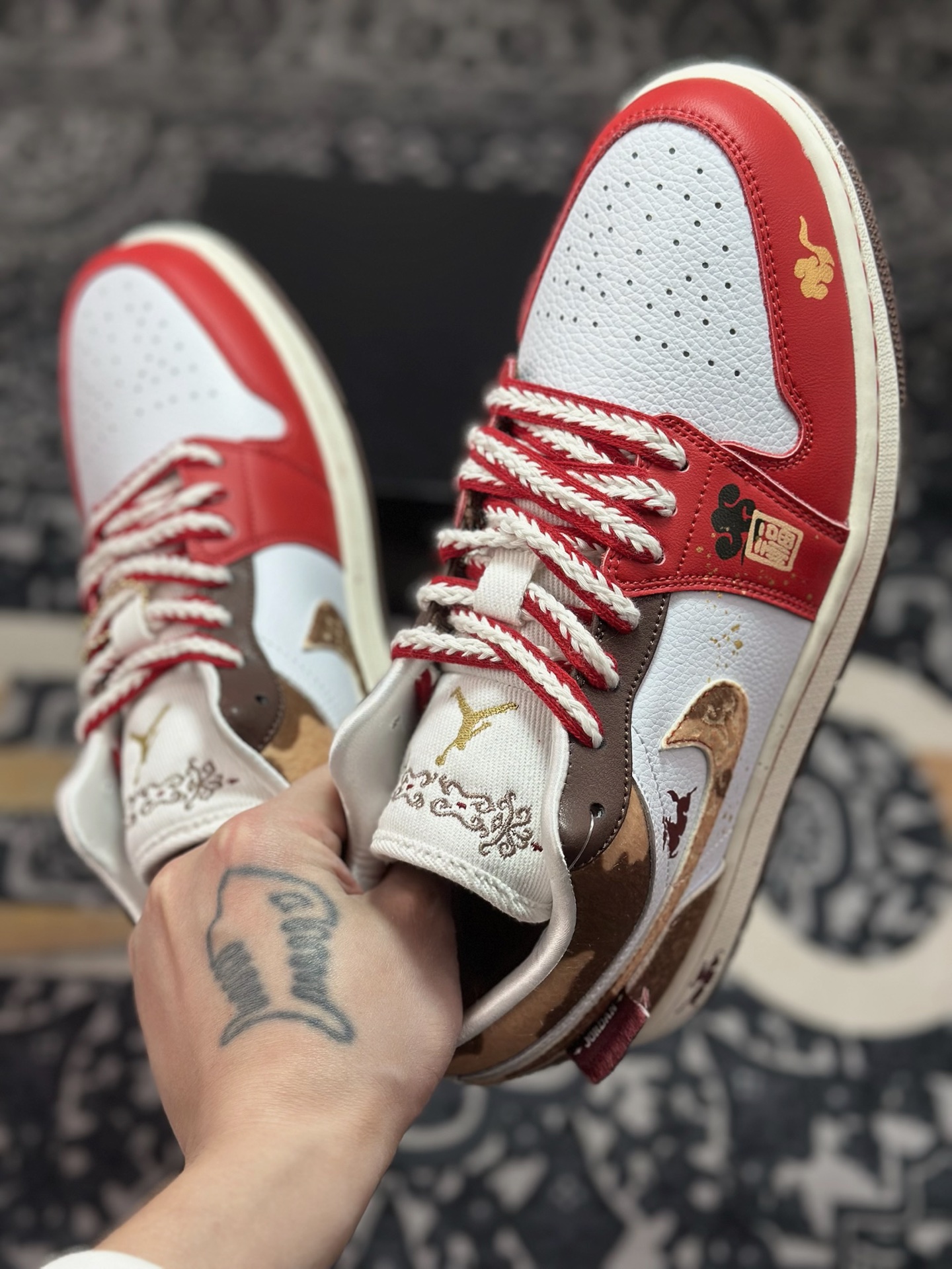 A6200 原装级别 Nike Air Jordan 1 SE ”CNY” AJ1 乔一 马年限定 舒适贴合 低帮复古篮球鞋 IQ5321-121-Chinese UA Cheap High Quatity Brand Clothes Bags handbags Sneakers wholesale wholesaler seller from China Factory suppliers Fashion Clothing Shoes best Quality Beautiful Price A6200 原装级别 Nike Air Jordan 1 SE ”CNY” AJ1 乔一 马年限定 舒适贴合 低帮复古篮球鞋 IQ5321-121