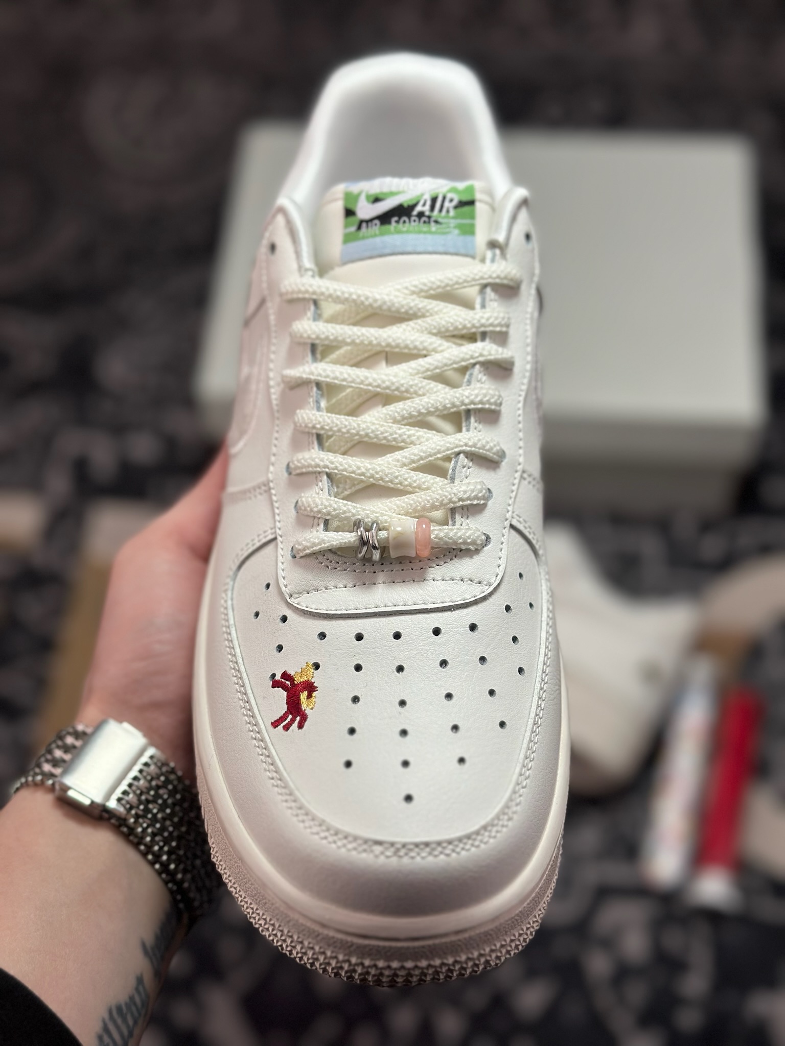 原装级别 NK Air Force 1 ” N” 马年限定 空军一号休闲板鞋 IQ1143-100-莆田鞋,莆田鞋货源,高仿鞋,高仿鞋货源,安福档口,莆田高仿鞋,莆田鞋批发,高仿鞋批发,莆田高仿运动鞋,高仿运动鞋,莆田运动鞋 原装级别 NK Air Force 1 ” N” 马年限定 空军一号休闲板鞋 IQ1143-100