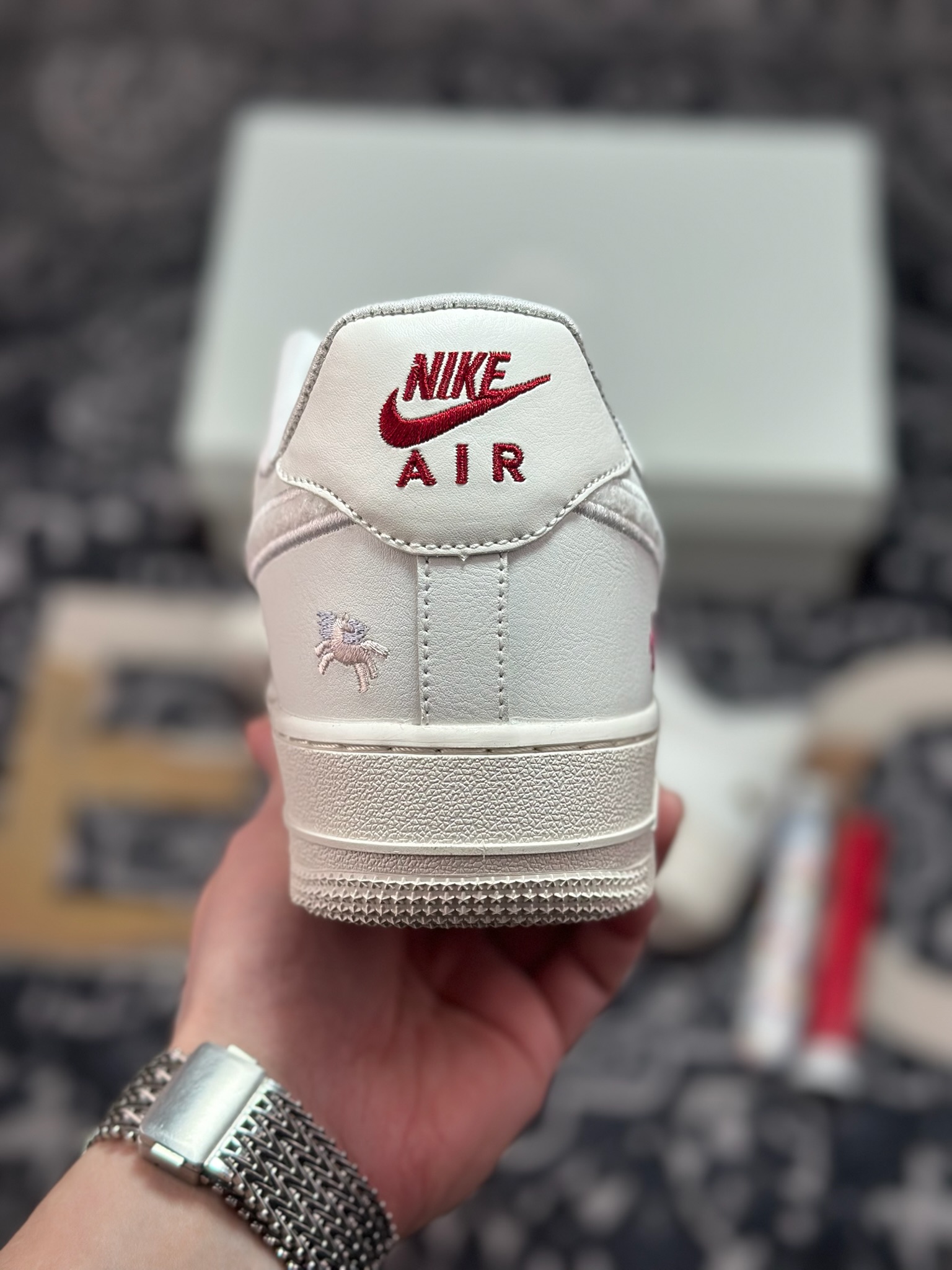 原装级别 NK Air Force 1 ” N” 马年限定 空军一号休闲板鞋 IQ1143-100-莆田鞋,莆田鞋货源,高仿鞋,高仿鞋货源,安福档口,莆田高仿鞋,莆田鞋批发,高仿鞋批发,莆田高仿运动鞋,高仿运动鞋,莆田运动鞋 原装级别 NK Air Force 1 ” N” 马年限定 空军一号休闲板鞋 IQ1143-100