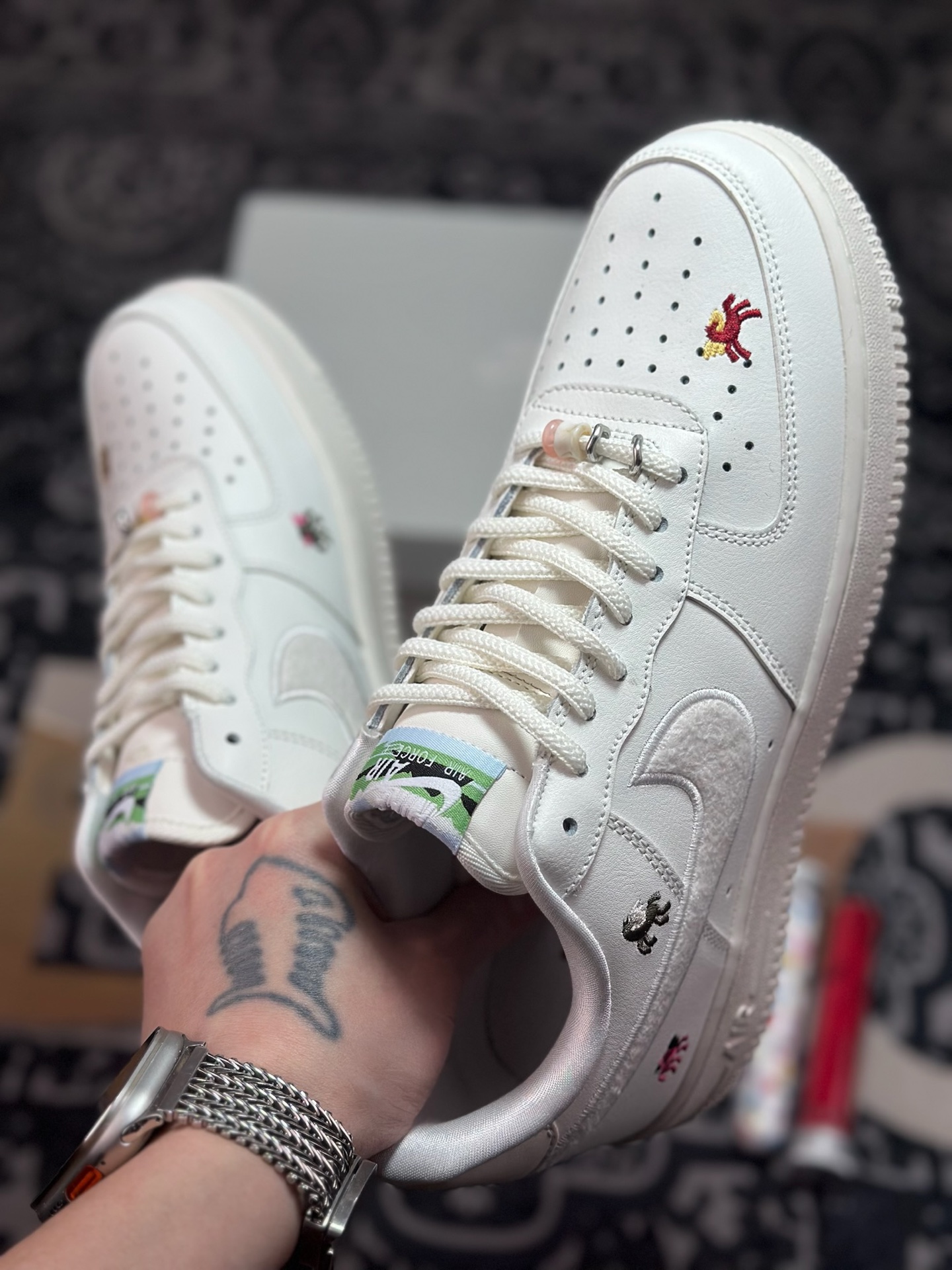 原装级别 NK Air Force 1 ” N” 马年限定 空军一号休闲板鞋 IQ1143-100-莆田鞋,莆田鞋货源,高仿鞋,高仿鞋货源,安福档口,莆田高仿鞋,莆田鞋批发,高仿鞋批发,莆田高仿运动鞋,高仿运动鞋,莆田运动鞋 原装级别 NK Air Force 1 ” N” 马年限定 空军一号休闲板鞋 IQ1143-100