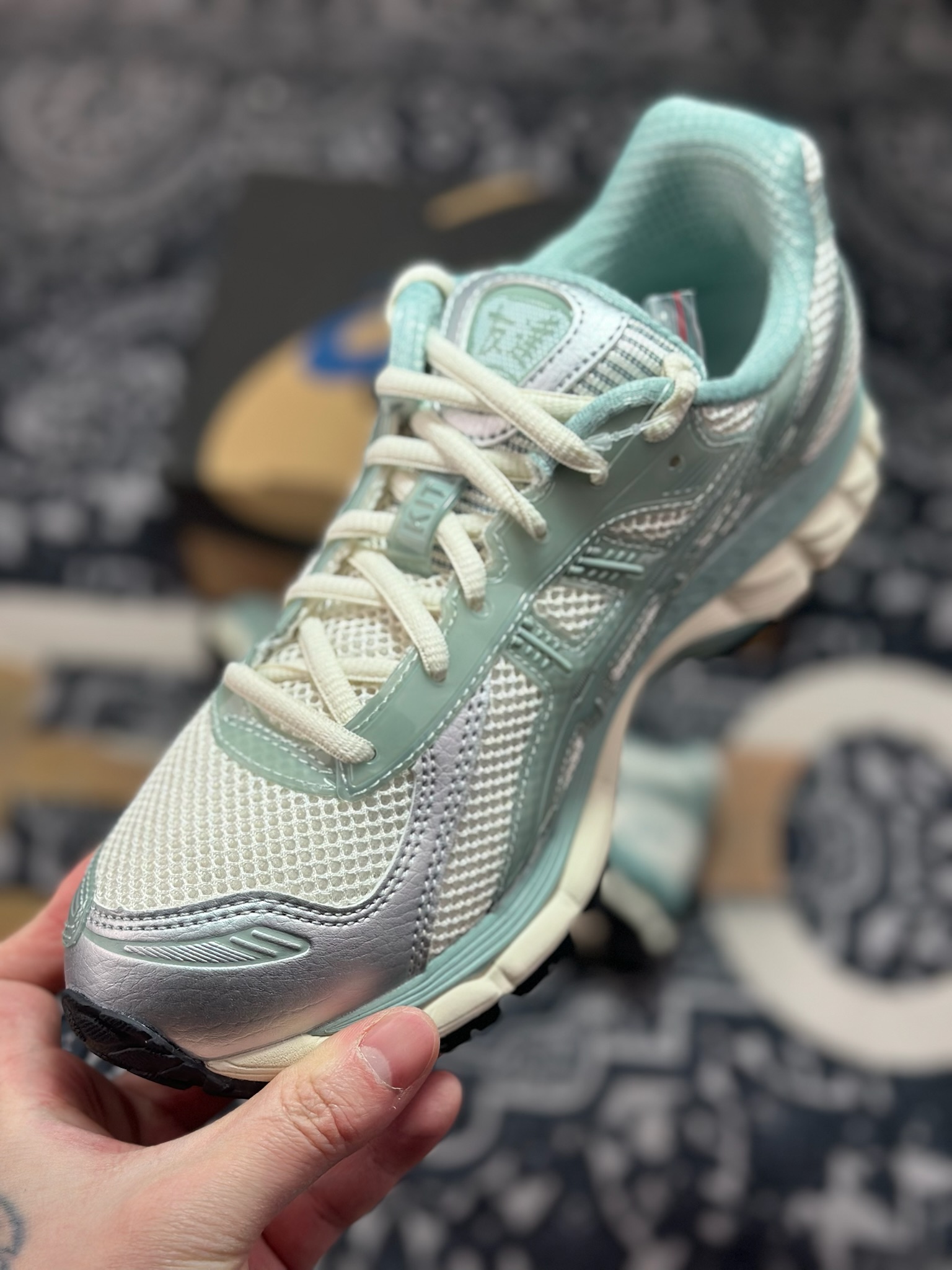 B6300 优选 原装级别 KITH x Asics 亚瑟士 GEL-Kayano 12.1 联名款低帮运动休闲跑步鞋 1203A675-100