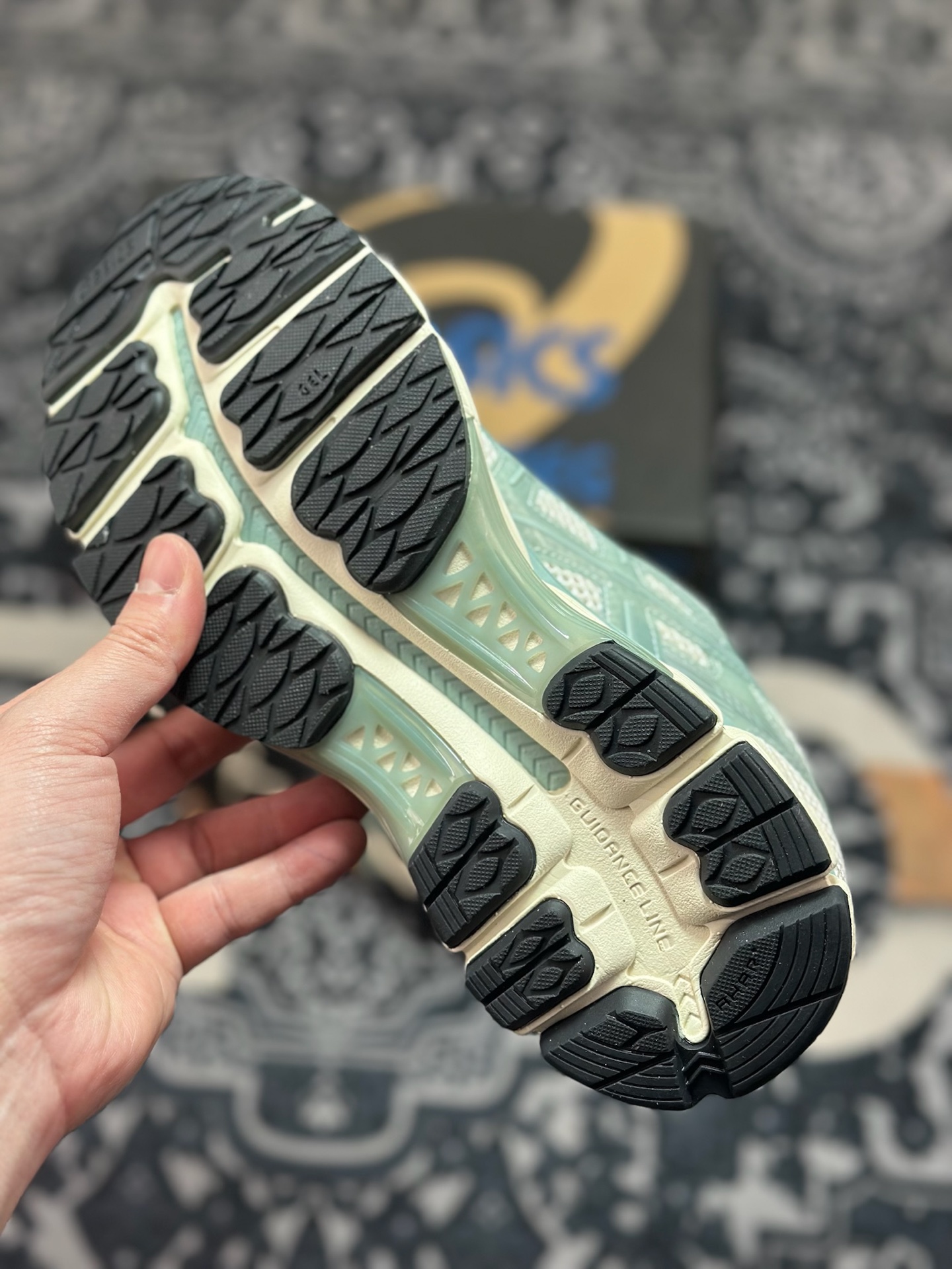 B6300 优选 原装级别 KITH x Asics 亚瑟士 GEL-Kayano 12.1 联名款低帮运动休闲跑步鞋 1203A675-100