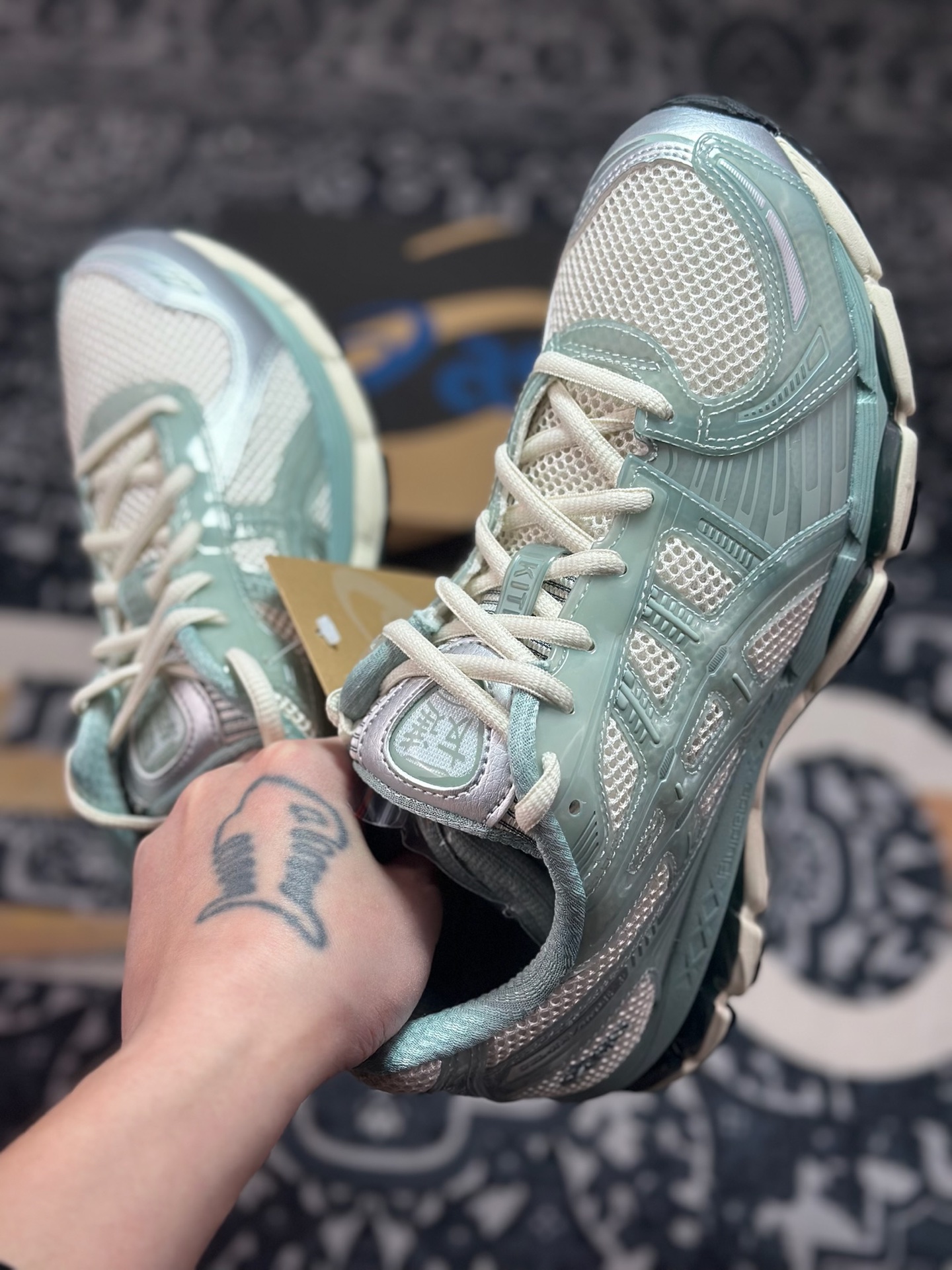B6300 优选 原装级别 KITH x Asics 亚瑟士 GEL-Kayano 12.1 联名款低帮运动休闲跑步鞋 1203A675-100