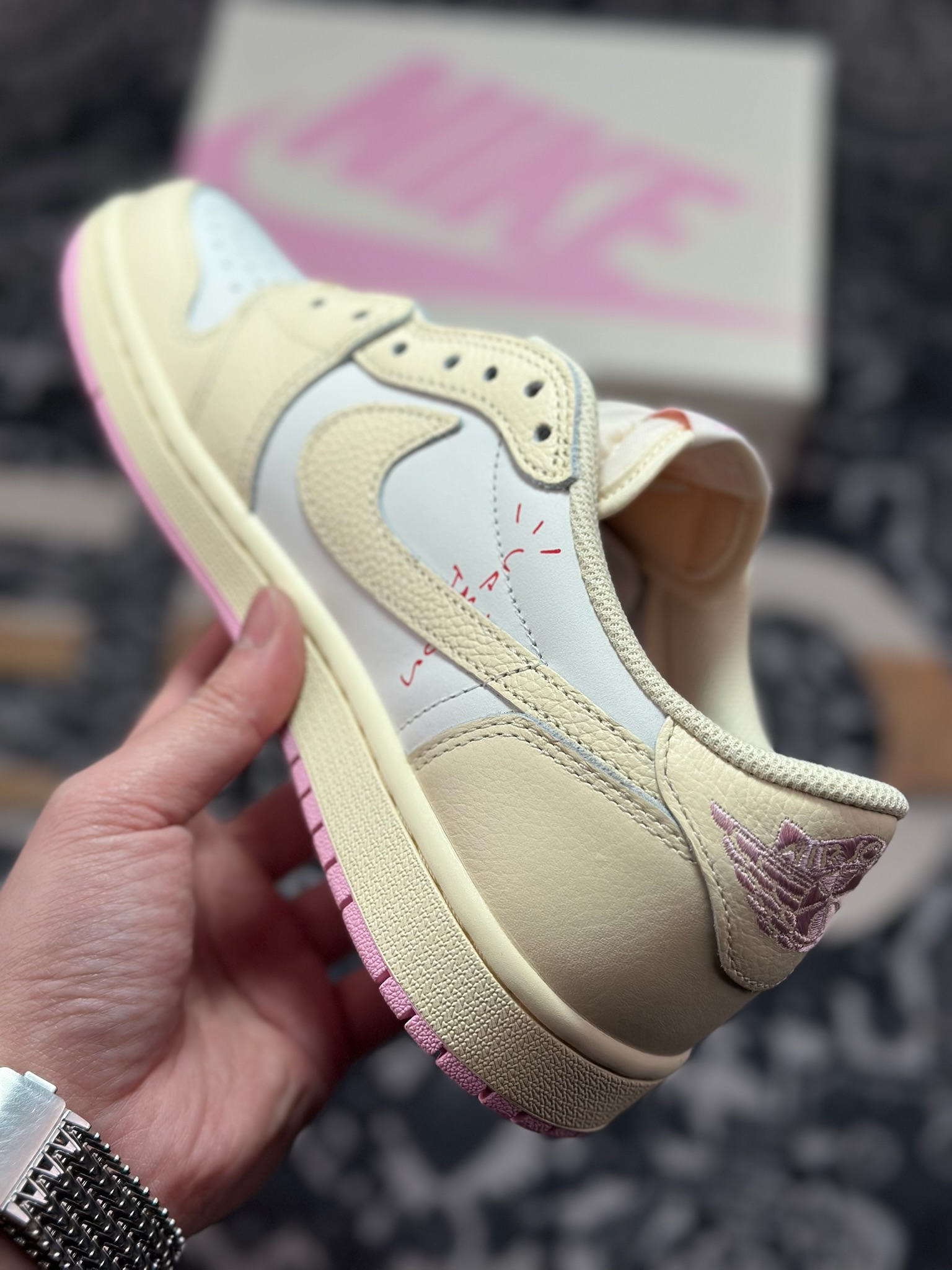 D8520 原装级别 Travis Scott x Air Jordan AJ1 Low SP TS联名倒钩低帮 米粉倒钩 IQ7604-100-Chinese UA Cheap High Quatity Brand Clothes Bags handbags Sneakers wholesale wholesaler seller from China Factory suppliers Fashion Clothing Shoes best Quality Beautiful Price D8520 原装级别 Travis Scott x Air Jordan AJ1 Low SP TS联名倒钩低帮 米粉倒钩 IQ7604-100