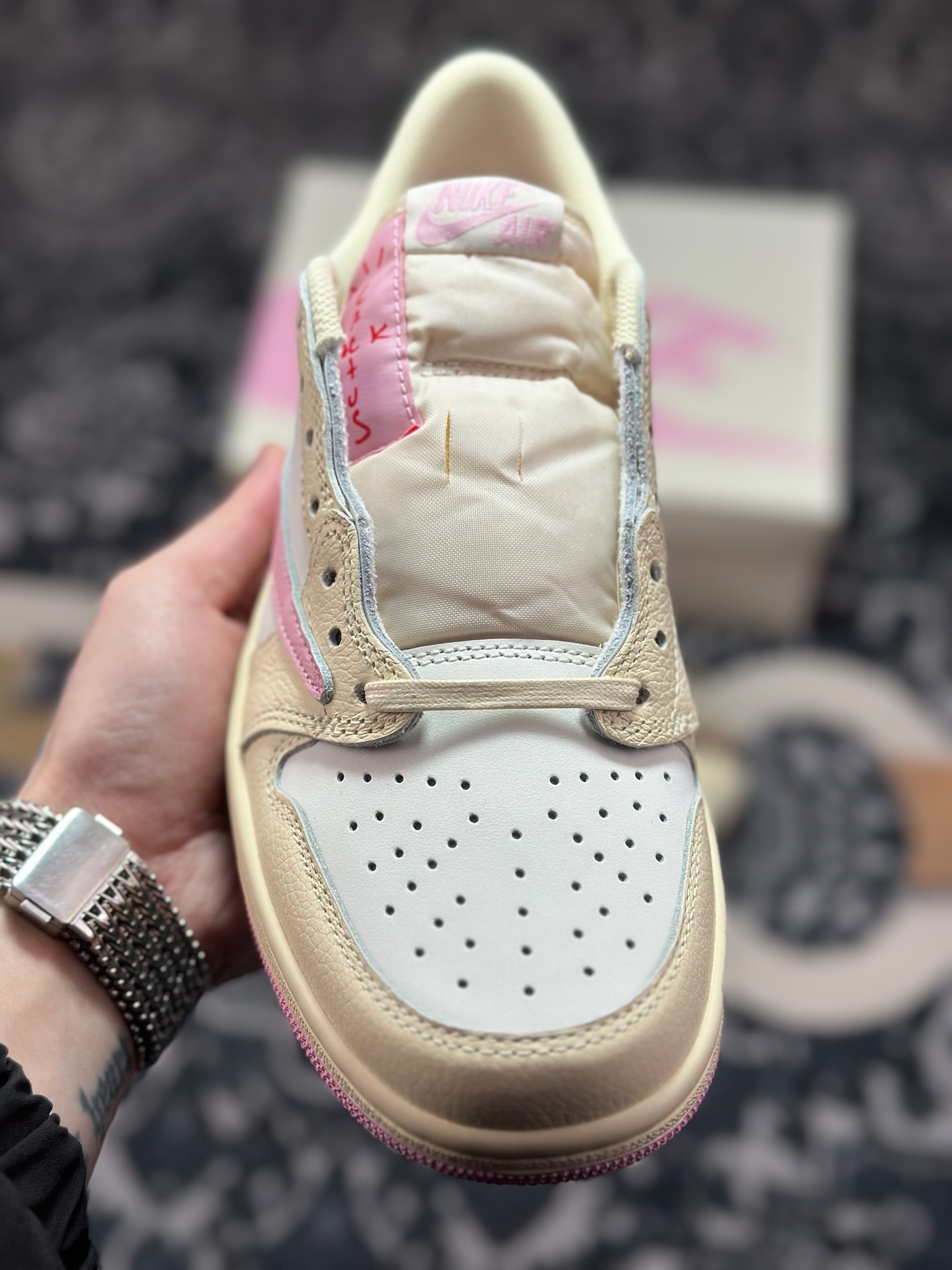 D8520 原装级别 Travis Scott x Air Jordan AJ1 Low SP TS联名倒钩低帮 米粉倒钩 IQ7604-100-Chinese UA Cheap High Quatity Brand Clothes Bags handbags Sneakers wholesale wholesaler seller from China Factory suppliers Fashion Clothing Shoes best Quality Beautiful Price D8520 原装级别 Travis Scott x Air Jordan AJ1 Low SP TS联名倒钩低帮 米粉倒钩 IQ7604-100