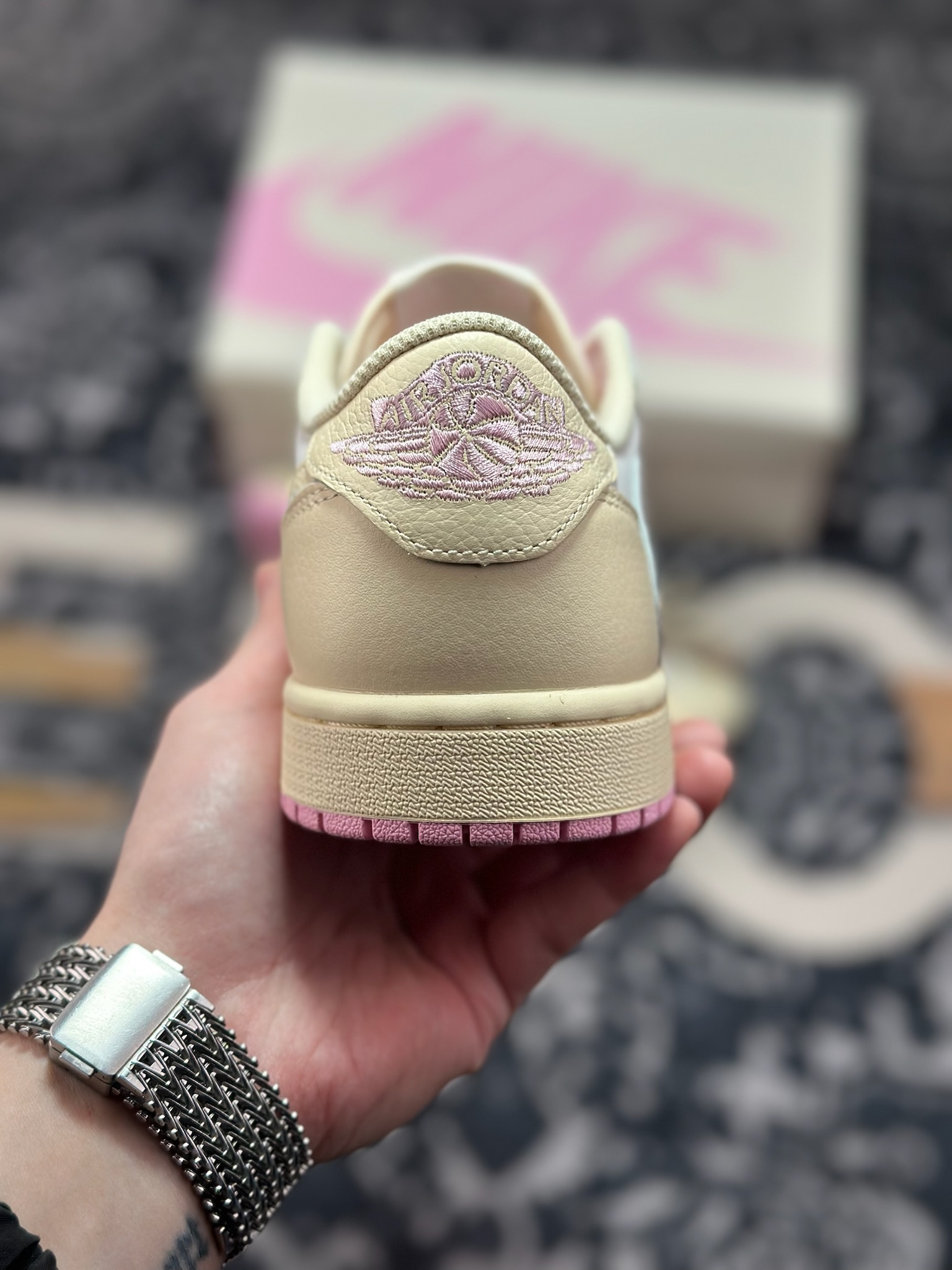 D8520 原装级别 Travis Scott x Air Jordan AJ1 Low SP TS联名倒钩低帮 米粉倒钩 IQ7604-100-Chinese UA Cheap High Quatity Brand Clothes Bags handbags Sneakers wholesale wholesaler seller from China Factory suppliers Fashion Clothing Shoes best Quality Beautiful Price D8520 原装级别 Travis Scott x Air Jordan AJ1 Low SP TS联名倒钩低帮 米粉倒钩 IQ7604-100