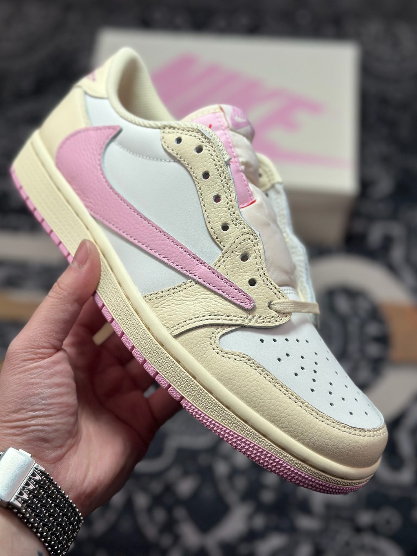D8520 原装级别 Travis Scott x Air Jordan AJ1 Low SP TS联名倒钩低帮 米粉倒钩 IQ7604-100-Chinese UA Cheap High Quatity Brand Clothes Bags handbags Sneakers wholesale wholesaler seller from China Factory suppliers Fashion Clothing Shoes best Quality Beautiful Price D8520 原装级别 Travis Scott x Air Jordan AJ1 Low SP TS联名倒钩低帮 米粉倒钩 IQ7604-100