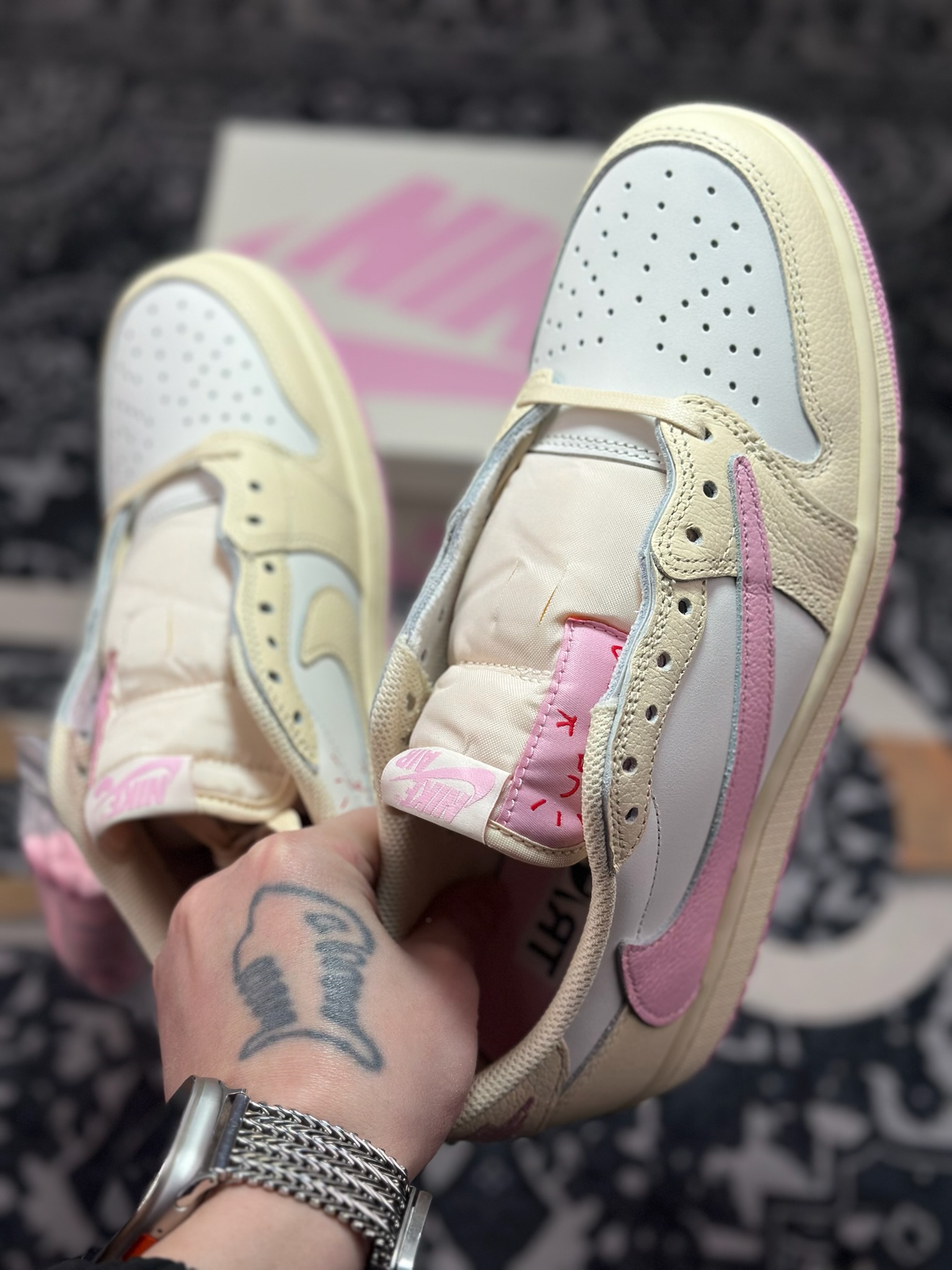 D8520 原装级别 Travis Scott x Air Jordan AJ1 Low SP TS联名倒钩低帮 米粉倒钩 IQ7604-100-Chinese UA Cheap High Quatity Brand Clothes Bags handbags Sneakers wholesale wholesaler seller from China Factory suppliers Fashion Clothing Shoes best Quality Beautiful Price D8520 原装级别 Travis Scott x Air Jordan AJ1 Low SP TS联名倒钩低帮 米粉倒钩 IQ7604-100