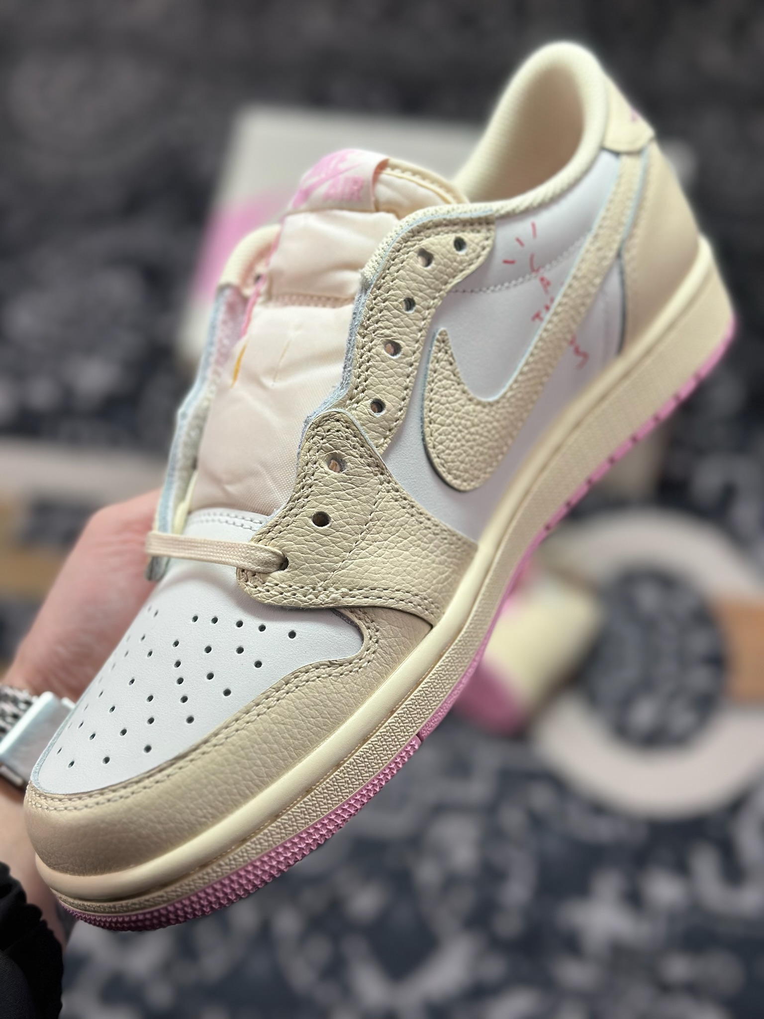 D8520 原装级别 Travis Scott x Air Jordan AJ1 Low SP TS联名倒钩低帮 米粉倒钩 IQ7604-100-Chinese UA Cheap High Quatity Brand Clothes Bags handbags Sneakers wholesale wholesaler seller from China Factory suppliers Fashion Clothing Shoes best Quality Beautiful Price D8520 原装级别 Travis Scott x Air Jordan AJ1 Low SP TS联名倒钩低帮 米粉倒钩 IQ7604-100