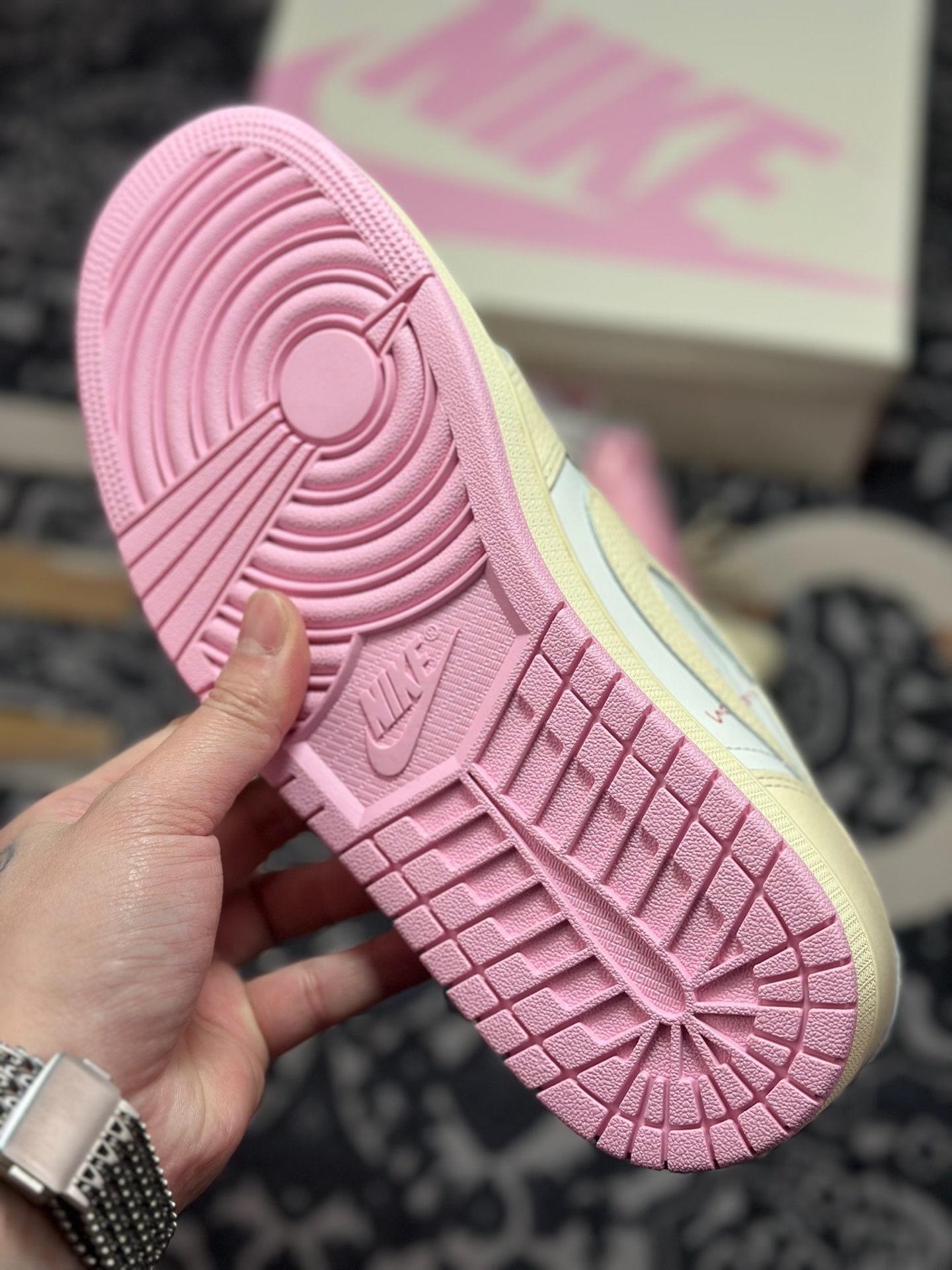D8520 原装级别 Travis Scott x Air Jordan AJ1 Low SP TS联名倒钩低帮 米粉倒钩 IQ7604-100-Chinese UA Cheap High Quatity Brand Clothes Bags handbags Sneakers wholesale wholesaler seller from China Factory suppliers Fashion Clothing Shoes best Quality Beautiful Price D8520 原装级别 Travis Scott x Air Jordan AJ1 Low SP TS联名倒钩低帮 米粉倒钩 IQ7604-100