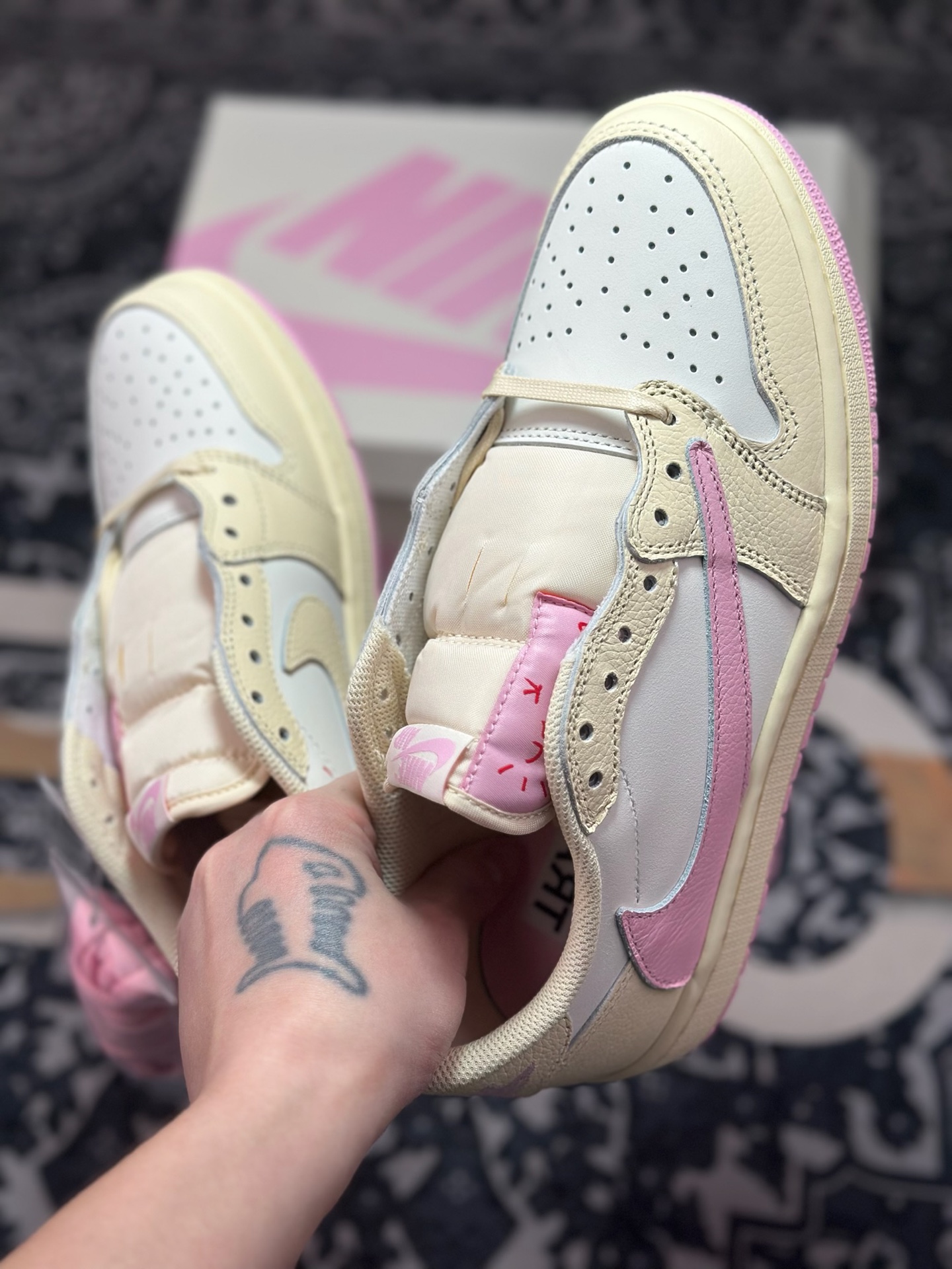 优选 原装级别 Travis Scott x Air Jordan AJ1 Low SP TS联名倒钩低帮 米粉倒钩 IQ7604-100-Top High Quatity Cheap Sneakers Fashion Clothing Clothes Bags handbags Shoes of all Brand wholesale With The best Quality And Beautiful Price from China Factory Chinese suppliers wholesaler seller 优选 原装级别 Travis Scott x Air Jordan AJ1 Low SP TS联名倒钩低帮 米粉倒钩 IQ7604-100