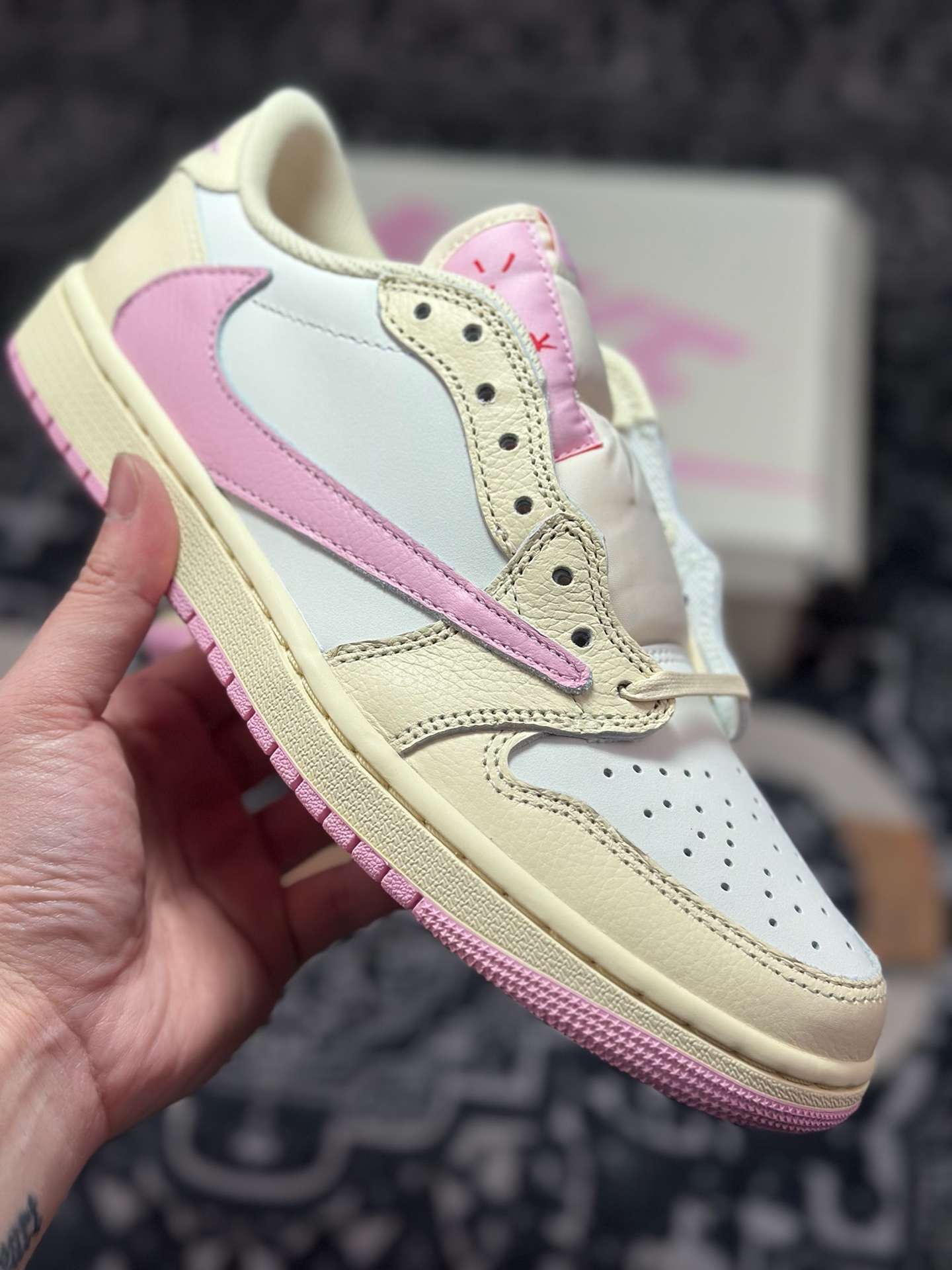 优选 原装级别 Travis Scott x Air Jordan AJ1 Low SP TS联名倒钩低帮 米粉倒钩 IQ7604-100-Top High Quatity Cheap Sneakers Fashion Clothing Clothes Bags handbags Shoes of all Brand wholesale With The best Quality And Beautiful Price from China Factory Chinese suppliers wholesaler seller 优选 原装级别 Travis Scott x Air Jordan AJ1 Low SP TS联名倒钩低帮 米粉倒钩 IQ7604-100