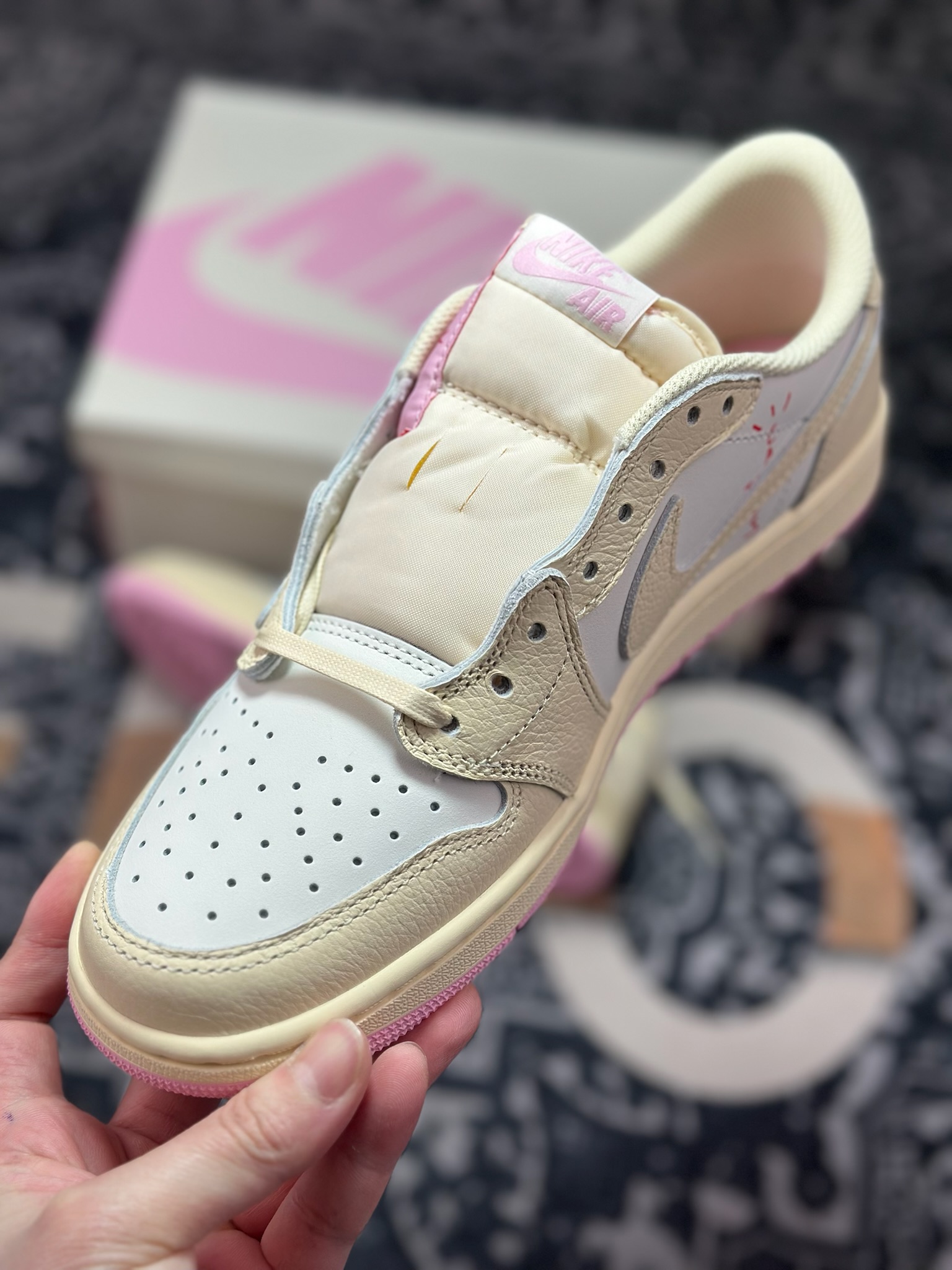 优选 原装级别 Travis Scott x Air Jordan AJ1 Low SP TS联名倒钩低帮 米粉倒钩 IQ7604-100-Top High Quatity Cheap Sneakers Fashion Clothing Clothes Bags handbags Shoes of all Brand wholesale With The best Quality And Beautiful Price from China Factory Chinese suppliers wholesaler seller 优选 原装级别 Travis Scott x Air Jordan AJ1 Low SP TS联名倒钩低帮 米粉倒钩 IQ7604-100