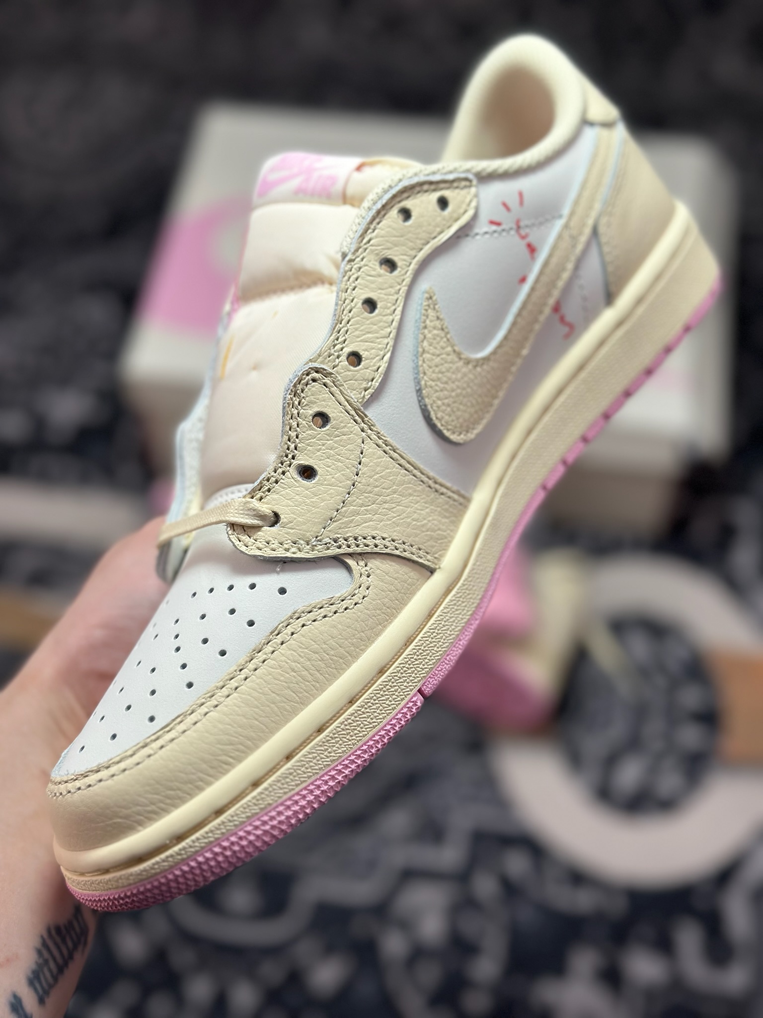 优选 原装级别 Travis Scott x Air Jordan AJ1 Low SP TS联名倒钩低帮 米粉倒钩 IQ7604-100-Top High Quatity Cheap Sneakers Fashion Clothing Clothes Bags handbags Shoes of all Brand wholesale With The best Quality And Beautiful Price from China Factory Chinese suppliers wholesaler seller 优选 原装级别 Travis Scott x Air Jordan AJ1 Low SP TS联名倒钩低帮 米粉倒钩 IQ7604-100