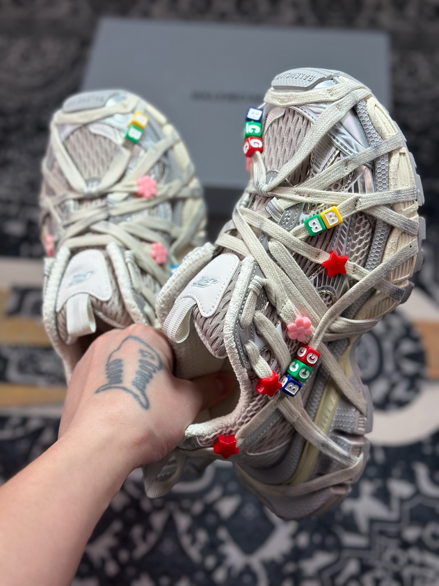 E5600 巴黎世家BALENCIAGA 3XL Sneakers 3 系列低帮复古阔型底姥爹风潮流百搭休闲慢跑鞋“白银新珠木乃伊绑绳”778697 W3XBD 9188-Chinese UA Cheap High Quatity Brand Clothes Bags handbags Sneakers wholesale wholesaler seller from China Factory suppliers Fashion Clothing Shoes best Quality Beautiful Price E5600 巴黎世家BALENCIAGA 3XL Sneakers 3 系列低帮复古阔型底姥爹风潮流百搭休闲慢跑鞋“白银新珠木乃伊绑绳”778697 W3XBD 9188