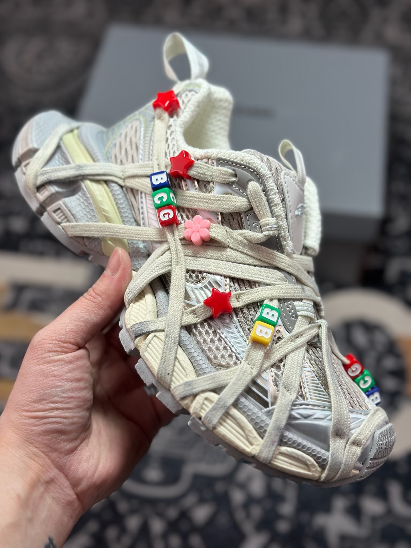 E5600 巴黎世家BALENCIAGA 3XL Sneakers 3 系列低帮复古阔型底姥爹风潮流百搭休闲慢跑鞋“白银新珠木乃伊绑绳”778697 W3XBD 9188-Chinese UA Cheap High Quatity Brand Clothes Bags handbags Sneakers wholesale wholesaler seller from China Factory suppliers Fashion Clothing Shoes best Quality Beautiful Price E5600 巴黎世家BALENCIAGA 3XL Sneakers 3 系列低帮复古阔型底姥爹风潮流百搭休闲慢跑鞋“白银新珠木乃伊绑绳”778697 W3XBD 9188