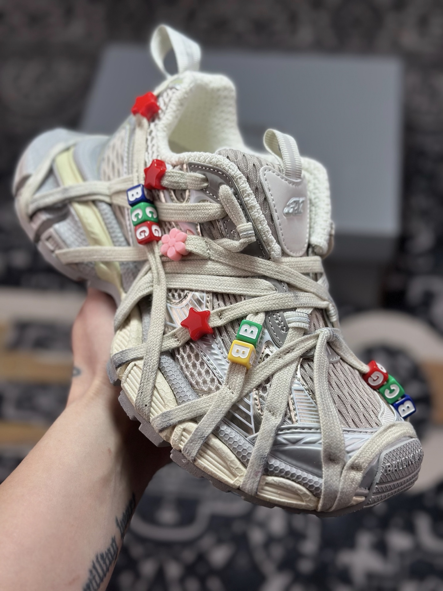 E5600 巴黎世家BALENCIAGA 3XL Sneakers 3 系列低帮复古阔型底姥爹风潮流百搭休闲慢跑鞋“白银新珠木乃伊绑绳”778697 W3XBD 9188-Chinese UA Cheap High Quatity Brand Clothes Bags handbags Sneakers wholesale wholesaler seller from China Factory suppliers Fashion Clothing Shoes best Quality Beautiful Price E5600 巴黎世家BALENCIAGA 3XL Sneakers 3 系列低帮复古阔型底姥爹风潮流百搭休闲慢跑鞋“白银新珠木乃伊绑绳”778697 W3XBD 9188