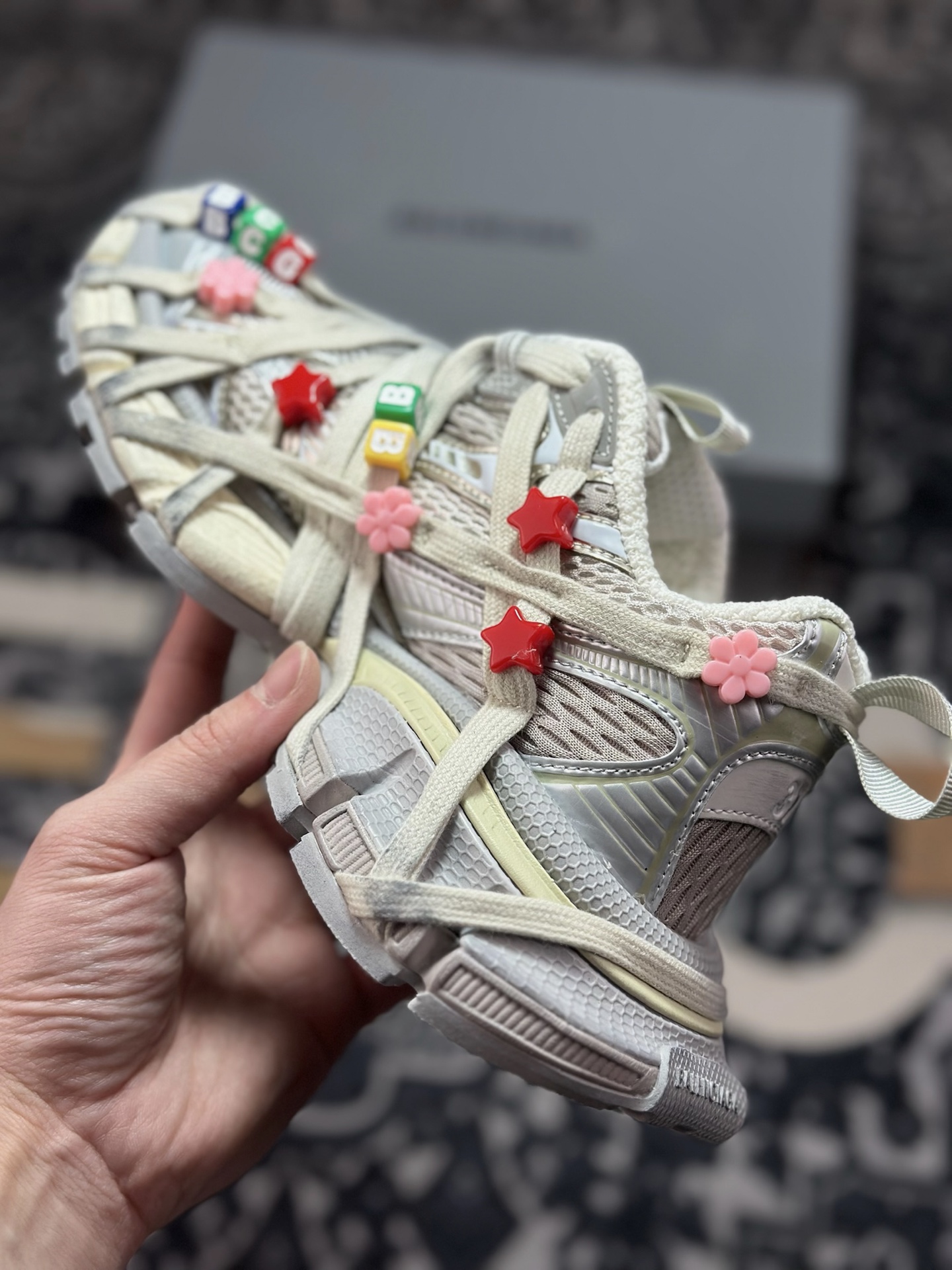 E5600 巴黎世家BALENCIAGA 3XL Sneakers 3 系列低帮复古阔型底姥爹风潮流百搭休闲慢跑鞋“白银新珠木乃伊绑绳”778697 W3XBD 9188-Chinese UA Cheap High Quatity Brand Clothes Bags handbags Sneakers wholesale wholesaler seller from China Factory suppliers Fashion Clothing Shoes best Quality Beautiful Price E5600 巴黎世家BALENCIAGA 3XL Sneakers 3 系列低帮复古阔型底姥爹风潮流百搭休闲慢跑鞋“白银新珠木乃伊绑绳”778697 W3XBD 9188