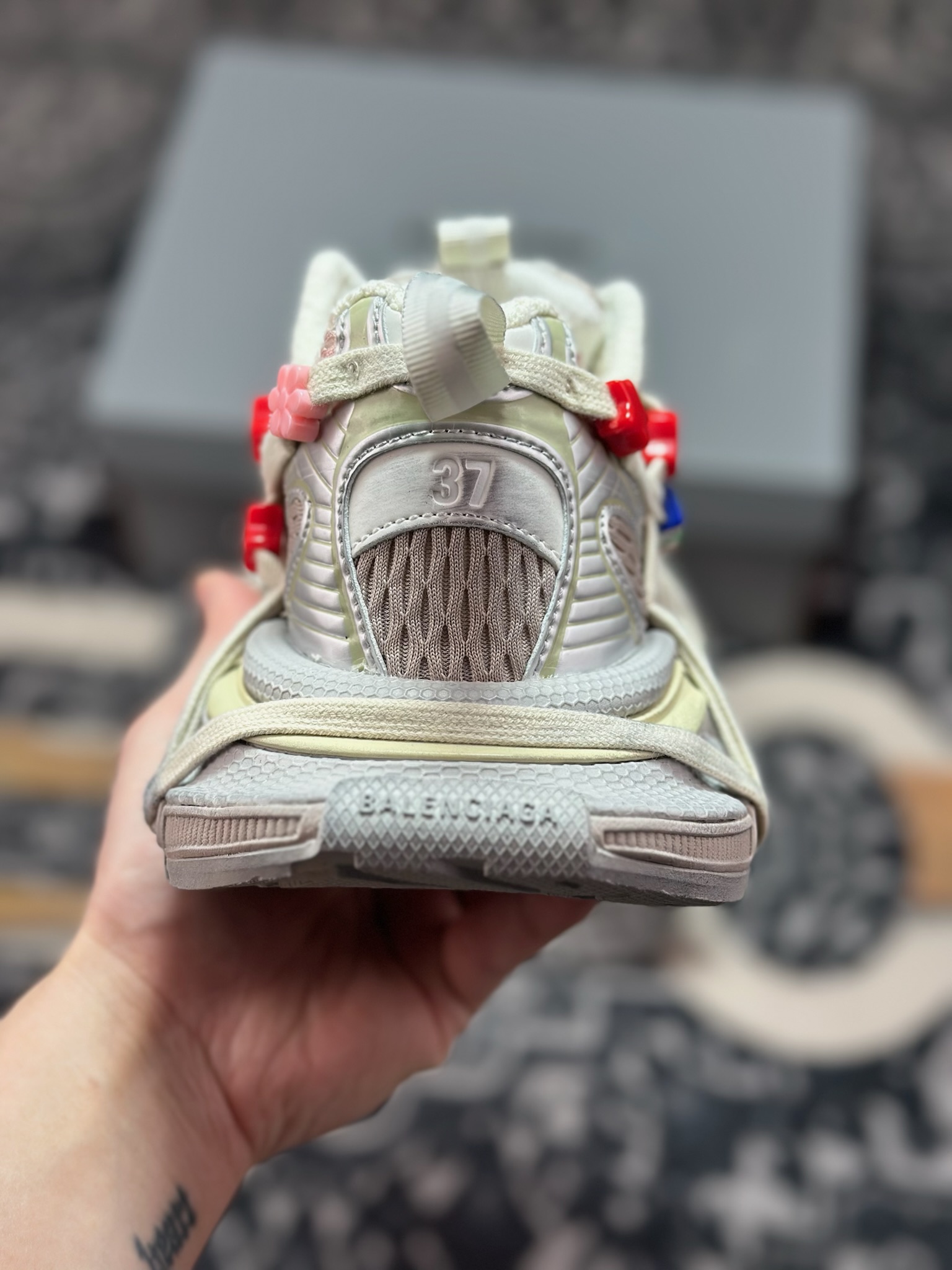 E5600 巴黎世家BALENCIAGA 3XL Sneakers 3 系列低帮复古阔型底姥爹风潮流百搭休闲慢跑鞋“白银新珠木乃伊绑绳”778697 W3XBD 9188-Chinese UA Cheap High Quatity Brand Clothes Bags handbags Sneakers wholesale wholesaler seller from China Factory suppliers Fashion Clothing Shoes best Quality Beautiful Price E5600 巴黎世家BALENCIAGA 3XL Sneakers 3 系列低帮复古阔型底姥爹风潮流百搭休闲慢跑鞋“白银新珠木乃伊绑绳”778697 W3XBD 9188