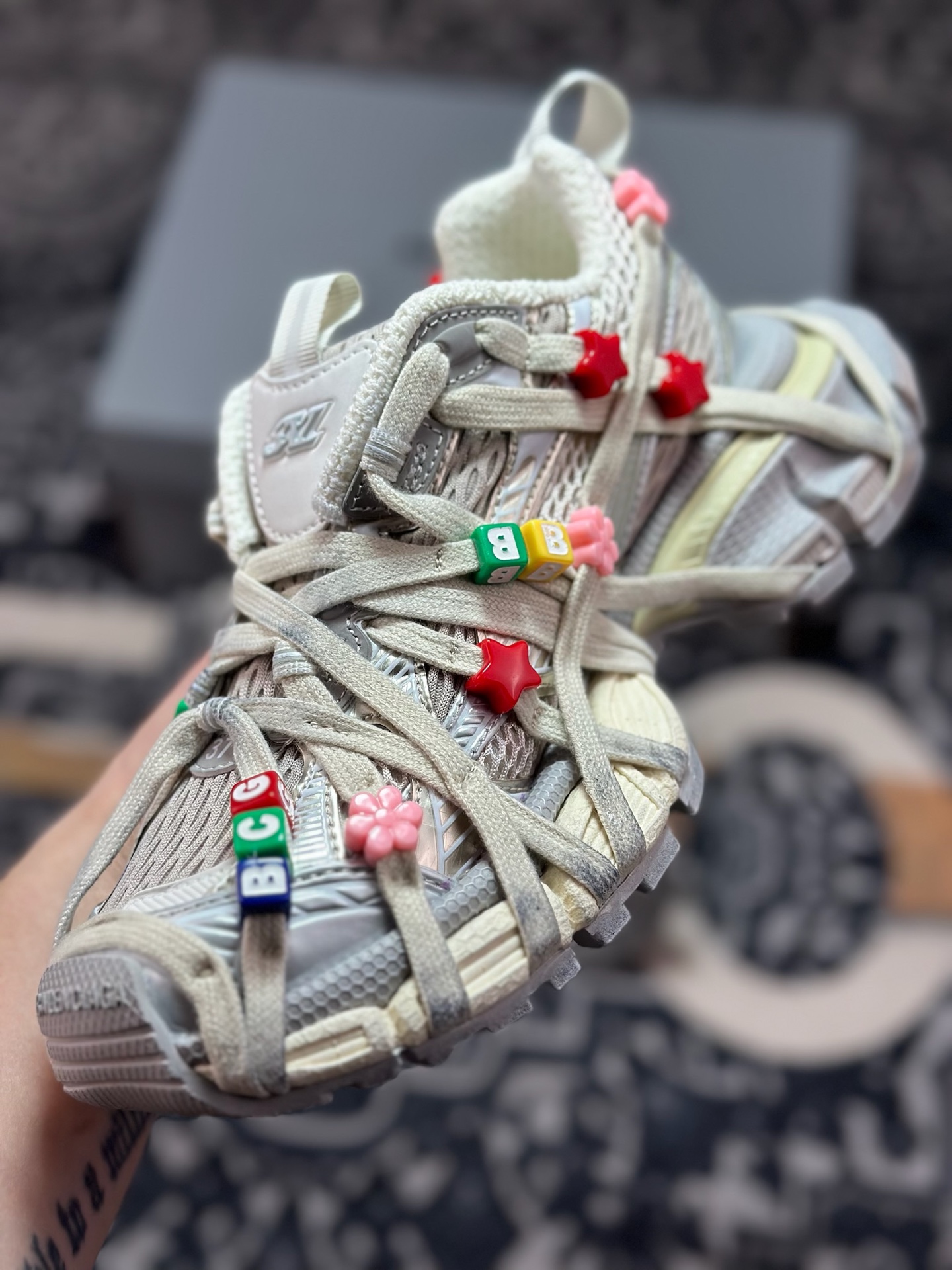 E5600 巴黎世家BALENCIAGA 3XL Sneakers 3 系列低帮复古阔型底姥爹风潮流百搭休闲慢跑鞋“白银新珠木乃伊绑绳”778697 W3XBD 9188-Chinese UA Cheap High Quatity Brand Clothes Bags handbags Sneakers wholesale wholesaler seller from China Factory suppliers Fashion Clothing Shoes best Quality Beautiful Price E5600 巴黎世家BALENCIAGA 3XL Sneakers 3 系列低帮复古阔型底姥爹风潮流百搭休闲慢跑鞋“白银新珠木乃伊绑绳”778697 W3XBD 9188