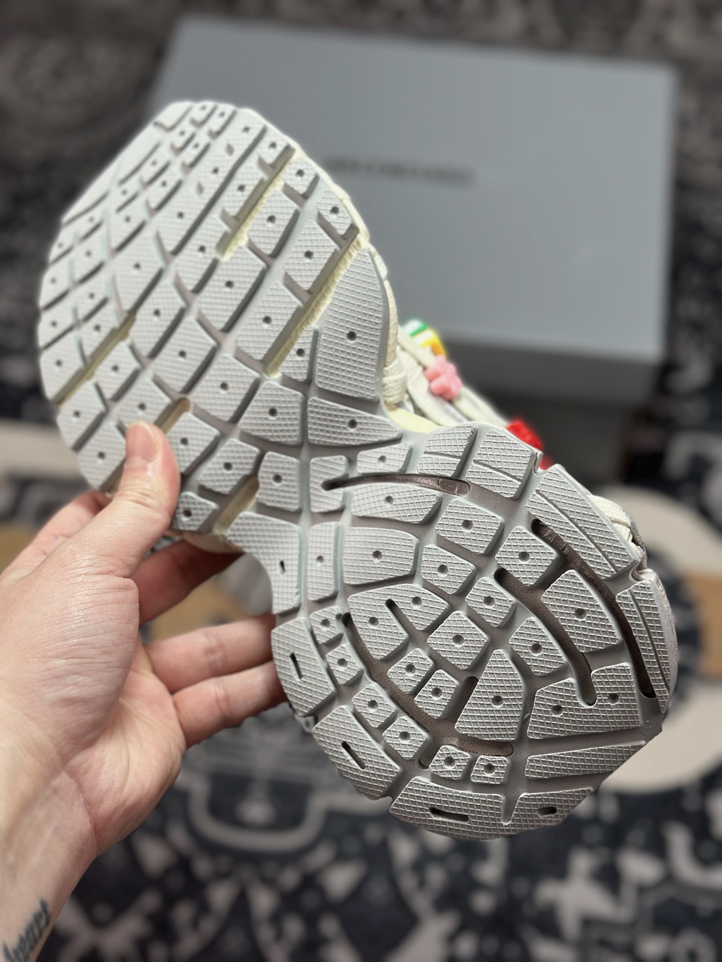 E5600 巴黎世家BALENCIAGA 3XL Sneakers 3 系列低帮复古阔型底姥爹风潮流百搭休闲慢跑鞋“白银新珠木乃伊绑绳”778697 W3XBD 9188-Chinese UA Cheap High Quatity Brand Clothes Bags handbags Sneakers wholesale wholesaler seller from China Factory suppliers Fashion Clothing Shoes best Quality Beautiful Price E5600 巴黎世家BALENCIAGA 3XL Sneakers 3 系列低帮复古阔型底姥爹风潮流百搭休闲慢跑鞋“白银新珠木乃伊绑绳”778697 W3XBD 9188