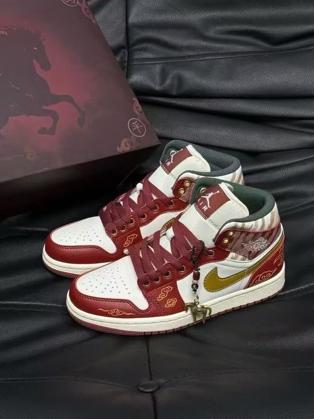 过年穿新鞋
实物有点帅👟