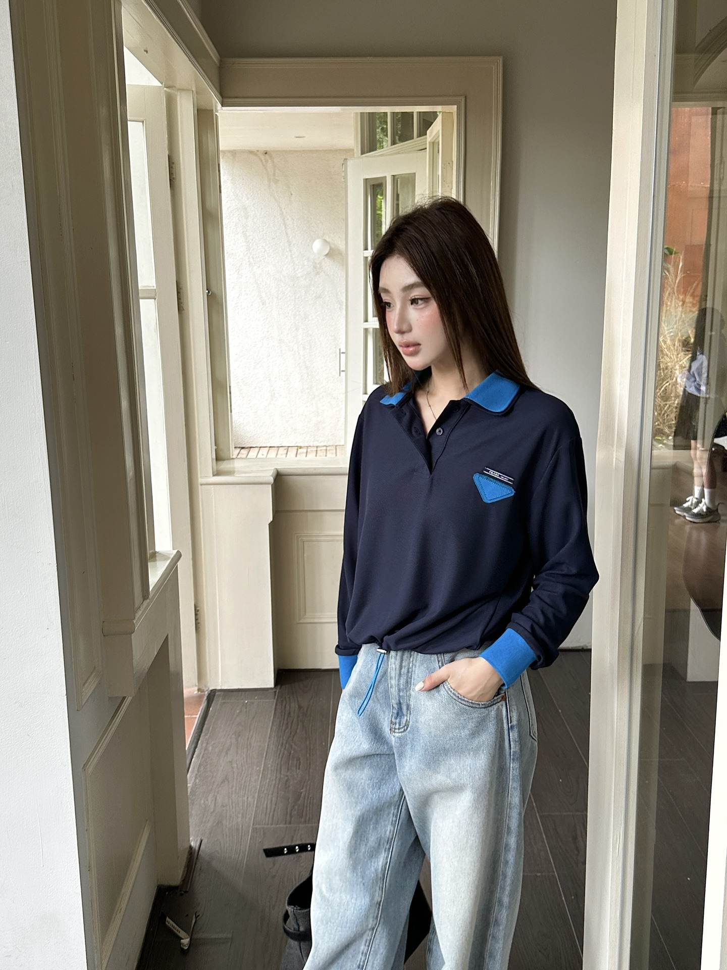 NO:575954,Prad* 25Fw new autumn and winter double-collar color-blocked long-sleeved Polo top | Exclusive high-end version!  It adopts high-saturation color collision, the brown model is matched with bright yellow collar and cuffs, and the navy model is matched with bright blue details. The highly recognizable triangle logo of the brand is presented in the same color contrast, echoing the collar and cuffs. The loose long-sleeved version is suitable for multiple styles. The button design on the collar retains the classic genes of the Polo shirt; the drawstring element on the hem adds a casual layering to the look!  Choose a simple skirt or straight pants to match it, it can also break up the workplace attire with a contrasting color design!  Available in stock S/M/L,,prada,skirts,alexander wang19860909Prad* 25Fw秋冬新款 双领拼色长袖Polo上衣丨独家高版出品！采用高饱和度色彩碰撞,棕色款搭配明黄领边、袖口,藏青款适配亮蓝细节,品牌辨识度极强的三角标以同色系撞色呈现,与领口、袖口形成呼应,宽松长袖版型适配多元风格,领口纽扣设计保留Polo衫经典基因；下摆抽绳元素则为造型增添随性层次感！选择简约半裙或直筒裤与之搭配,它也能以撞色设计打破职场着装！现货发售S/M/L,,prada,skirts,alexander wang,Women's clothing