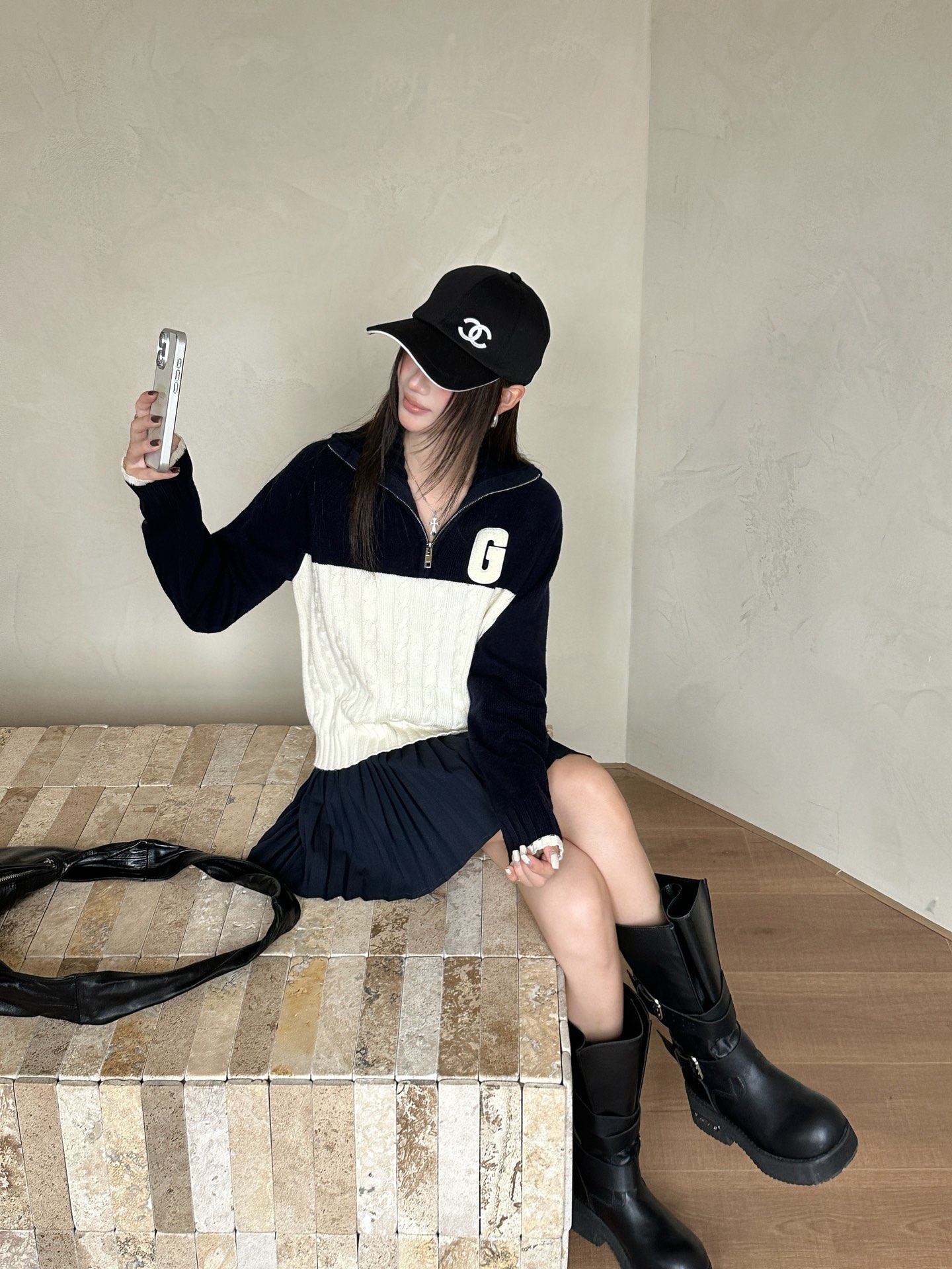 NO:570797,Gucc* 25FW new autumn and winter twist knitted half-zip wool sweater丨Exclusive high-end version!  It is made of soft and skin-friendly wool blended fabrics. The contrasting splicing of navy blue and off-white is bold and harmonious. The classic twist knitting technology in the off-white area breaks the dullness of conventional knitting and instantly brightens up the look. The half-zip design can be salty or sweet. It is a warm-weather layer that can be layered or worn alone in autumn and winter. Ready for sale S/M/L,, gucci, alexander wang19860909Gucc* 25FW秋冬新款 麻花编织半拉链羊毛针织衫丨独家高版出品！采用柔软亲肤的羊毛混纺面料,藏蓝与米白的撞色拼接大胆又和谐,米白区域的经典麻花编织工艺,打破常规针织的沉闷感,瞬间点亮造型；半拉链设计可盐可甜,是秋冬叠穿、单穿都能打的温度担当.现货发售S/M/L,,gucci,alexander wang,Women's clothing