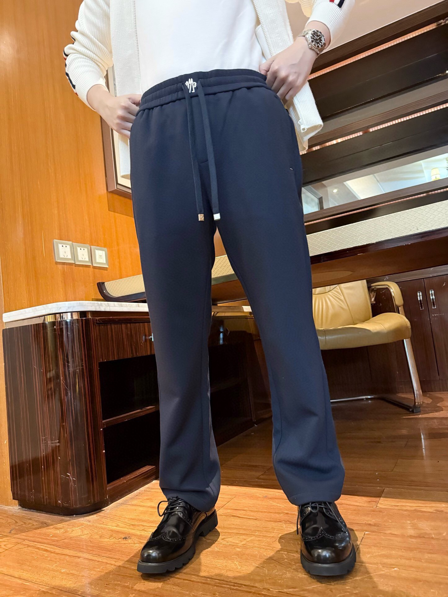NO:691335,Mengkou-2025 new thickened casual pants!  The textured fabric is a fine wool blend material that hangs smoothly and does not wrinkle. It has a high-grade matte luster. It is wrinkle-resistant and easy to take care of, and has a 'soft but not collapsed' stiff shape. It is comfortable against the skin and does not appear bloated. The details include a drawstring waistband + exquisite small logo embellishment. The small contrasting decoration on the back pocket makes the simple style more design-oriented, and reveals a sense of sophistication in casual wear.  The loose and slightly hanging trousers can hide the shortcomings of the leg shape without being excessively procrastinating. They are comfortable and neat for daily wear. Size: 29-38 (model 180/140 wears 33, comes with Hong Kong Lane Crawford gift box packaging),, Moncler,19860909蒙口-2025新款加厚休闲裤！质感面料垂顺不皱的细腻羊毛混纺材质,自带高级哑光光泽,既抗皱好打理,又有“软而不塌”的挺括型,贴肤舒适还不显臃肿.细节加分抽绳腰头+精致小标点缀,后袋的撞色小装饰让简约款更有设计感,休闲中透着精致感. 宽松微垂的裤型,既能藏住腿型缺点,又不会过分拖沓,日常穿自在又显利落.码数:29-38(模特180/140穿33,配香港连卡佛礼盒包装),,Moncler,,Men's clothing