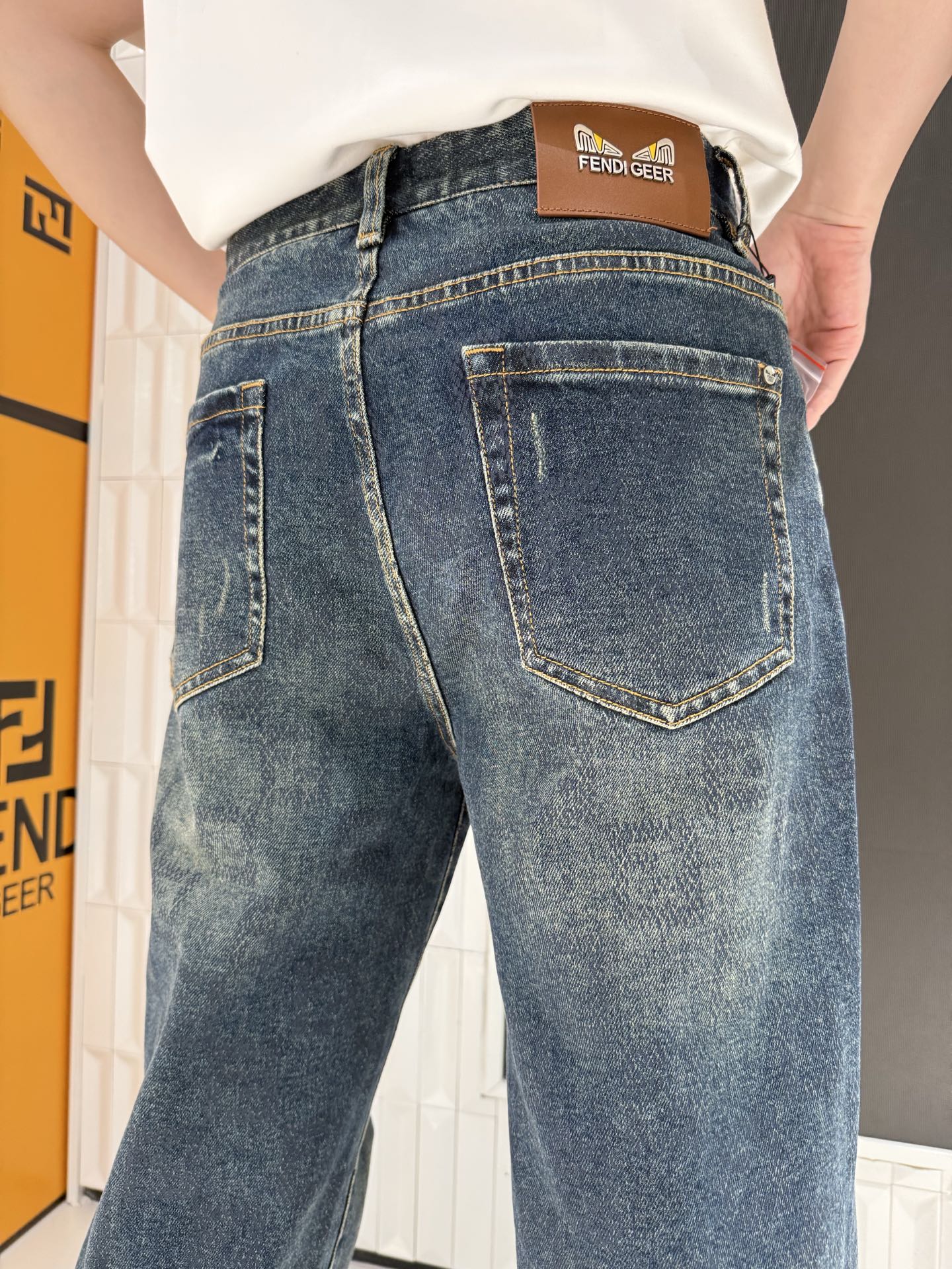 NO:691208,FENDI's new autumn and winter denim, exclusive counter quality. 1. The design adopts a straight and loose fit, which is not picky on the figure, can modify the shape of the legs, and has no sense of restraint when worn, taking into account daily leisure and comfort, and adapts to a variety of body shapes. 2. The fabric and texture are washed with old techniques to create a retro blue denim texture, with a natural whitening and old effect, with a retro trend; the denim fabric has a crisp texture, is not easy to deform, is wear-resistant and has good breathability. 3.  Details: The leather label on the back waist enhances the brand texture, the classic pockets are neatly cut, the stitching is solid, and the details highlight the quality; the length of the trouser legs is suitable for matching with sports shoes, and the style is versatile. 4. The style is suitable for retro and old-fashioned styles, suitable for casual, street and other wearing scenes. It can be paired with a simple top to create a trendy look and is highly practical. Sizes 29-38,,,fendi,sneakers,19860909FENDI新款秋冬牛仔,专柜尾货品质. 1. 版型设计采用直筒宽松版型,不挑身材,能修饰腿型,穿着无束缚感,兼顾日常休闲与舒适度,适配多种身形. 2. 面料与质感做旧水洗工艺打造出复古蓝调牛仔纹理,有自然的磨白做旧效果,自带复古潮流感；牛仔面料质感挺括,不易变形,耐磨且透气性较好. 3. 细节做后腰处的皮质标牌提升品牌质感,经典的口袋剪裁工整,缝线工艺扎实,细节处彰显品质；裤脚长度适配搭配运动鞋,风格百搭. 4. 风格适配复古做旧风格适配休闲、街头等多种穿搭场景,搭配简约上衣即可打造潮流造型,实用性强. 29-38码,,,fendi,sneakers,,Men's clothing