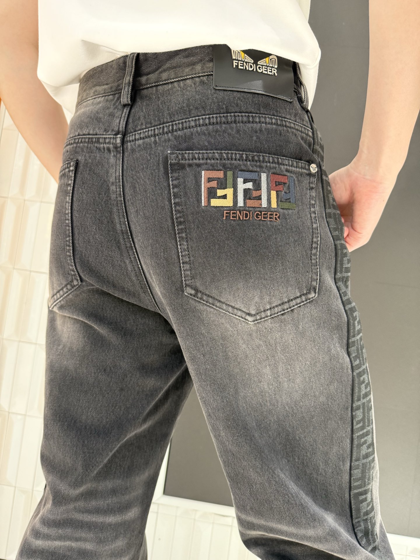 NO:691220,FENDI counter end product quality, retro selvedge denim 1. Retro distressed washed, full of trendy styles. The smoky gray distressed washed craftsmanship has a retro texture, rich texture levels and not monotonous, easy to wear with a street trend, and does not conflict with the niche. 2. Wide-leg version, hiding muscles and slimming. The loose wide-leg cut accommodates various leg types, corrects problems such as thick legs, uneven legs, walking without restraint, and can also create a casual and lazy atmosphere. 3.  Heavy denim fabric, durable and stylish. We choose thick denim fabric, which is stiff and not easy to deform, wear-resistant and resistant to fabrication. It is not easy to fade in daily wear and washing, and has a retro charm when worn for a long time. 29-38 sizes,,fendi,19860909FENDI专柜尾货品质,复古镶边牛仔 1. 复古做旧水洗,潮范拉满 烟灰色做旧水洗工艺,自带复古质感,纹理层次丰富不单调,轻松穿出街头潮流感,小众不撞款. 2. 阔腿版型,藏肉显瘦 宽松阔腿剪裁包容各种腿型,修饰腿粗、腿不直等问题,走路无束缚,还能打造随性慵懒的穿搭氛围. 3. 重磅牛仔面料,耐穿有型 甄选厚实牛仔布,挺括不易变形,耐磨抗造,日常穿洗不易掉色,久穿更有复古韵味. 29-38码,,fendi,,Men's clothing