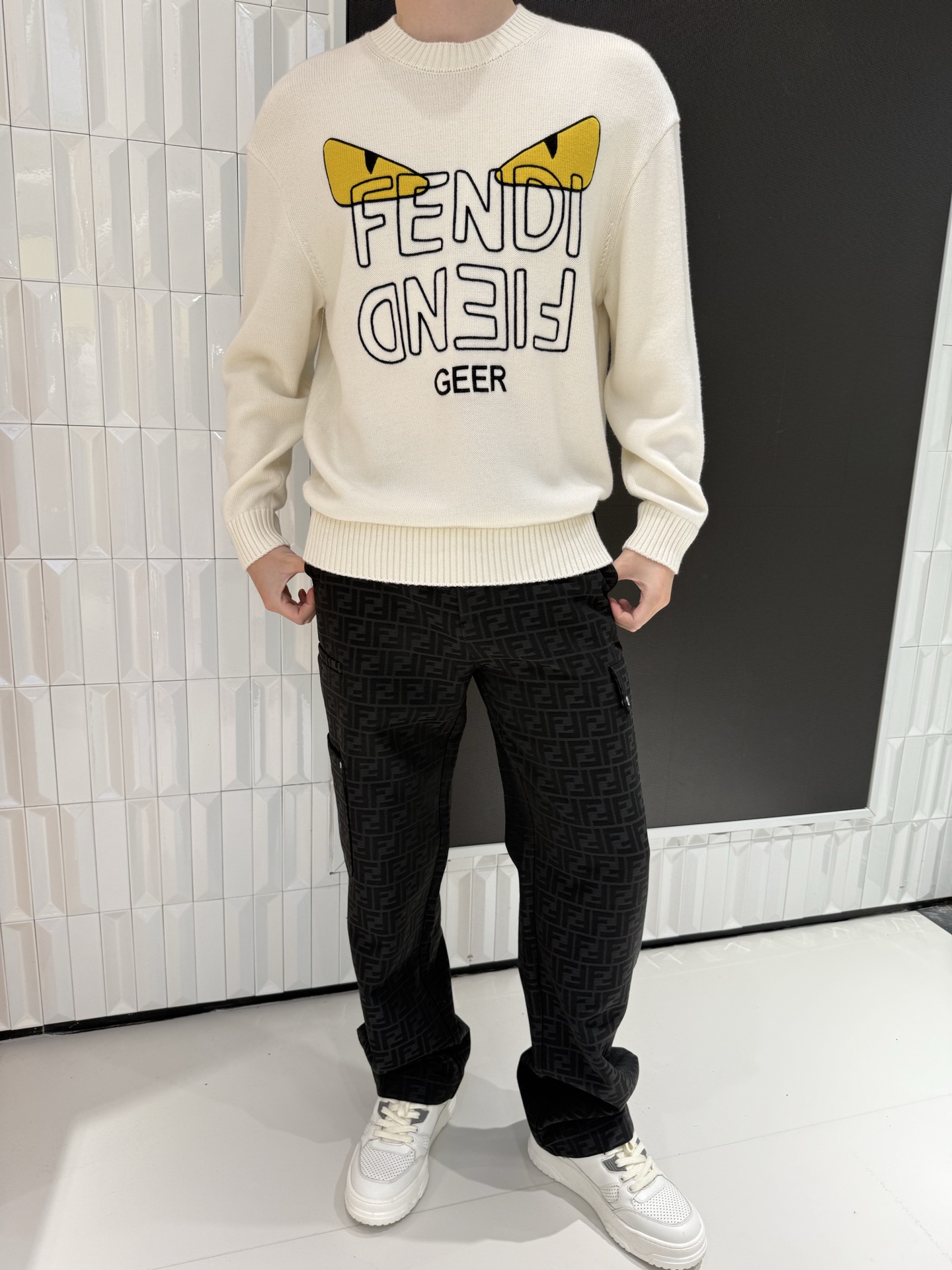 NO:712667,FENDI autumn and winter woolen sweaters, end-of-the-counter quality 1. Interesting pattern design, eye-catching personality, classic little monster eye print with letter line design, contrasting yellow and black colors, strong visual impact, breaking the monotony of solid color sweaters, full of street fashion, niche style. 2. Soft and waxy knitted fabric, skin-friendly and warm  Selected fine knitted yarn, soft and waxy to the touch without scratching the skin, good warmth retention, suitable for wearing alone or layered in autumn and winter, and you will not feel tight and uncomfortable after sitting for a long time. 3. Loose shoulder design, not picky about the figure. The loose cut of the shoulder accommodates various body shapes, corrects problems such as shoulder width and thick arms, creating a lazy and relaxed wearing atmosphere, which can be worn by boys and girls. 4. Basic round neck design, versatile and practical.  The classic round neck is suitable for various combinations. It can be worn with jeans, overalls, and casual pants. It can be worn in daily outings, dates, commuting, etc. Sizes 48-56 (model is 180cm tall and weighs 140cm, wearing size 50), fendi, jeans, sweaters,19860909FENDI秋冬羊毛衣,专柜尾货品质 1. 趣味图案设计,个性吸睛 经典小怪兽眼睛印花搭配字母线条设计,撞色黄黑视觉冲击力强,打破纯色毛衣的单调,街头潮感拉满,小众不撞款. 2. 软糯针织面料,亲肤保暖 精选细腻针织纱线,触感软糯不扎肤,保暖性佳,秋冬单穿或内搭都合适,久坐也不会有紧绷不适感. 3. 宽松落肩版型,不挑身材 落肩宽松剪裁包容各种身形,修饰肩宽、手臂粗等问题,打造慵懒松弛的穿搭氛围,男生女生都能穿. 4. 基础圆领设计,百搭实穿 经典圆领适配各种搭配,可搭牛仔裤、工装裤、休闲裤,日常出街、约会、通勤等场景都能hold住. 48-56码（模特身高180体重140穿50码）,,fendi,jeans,sweaters,,Men's clothing